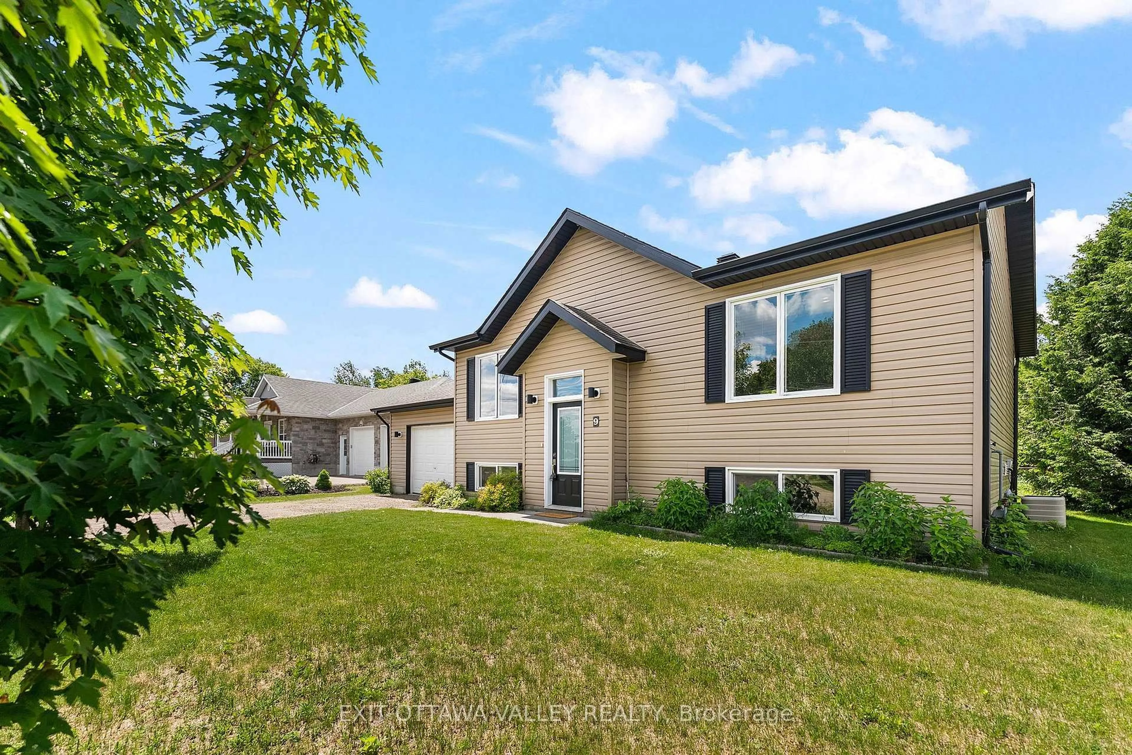 Home with vinyl exterior material, unknown for 9 Minto St, Beachburg Ontario K0J 1C0