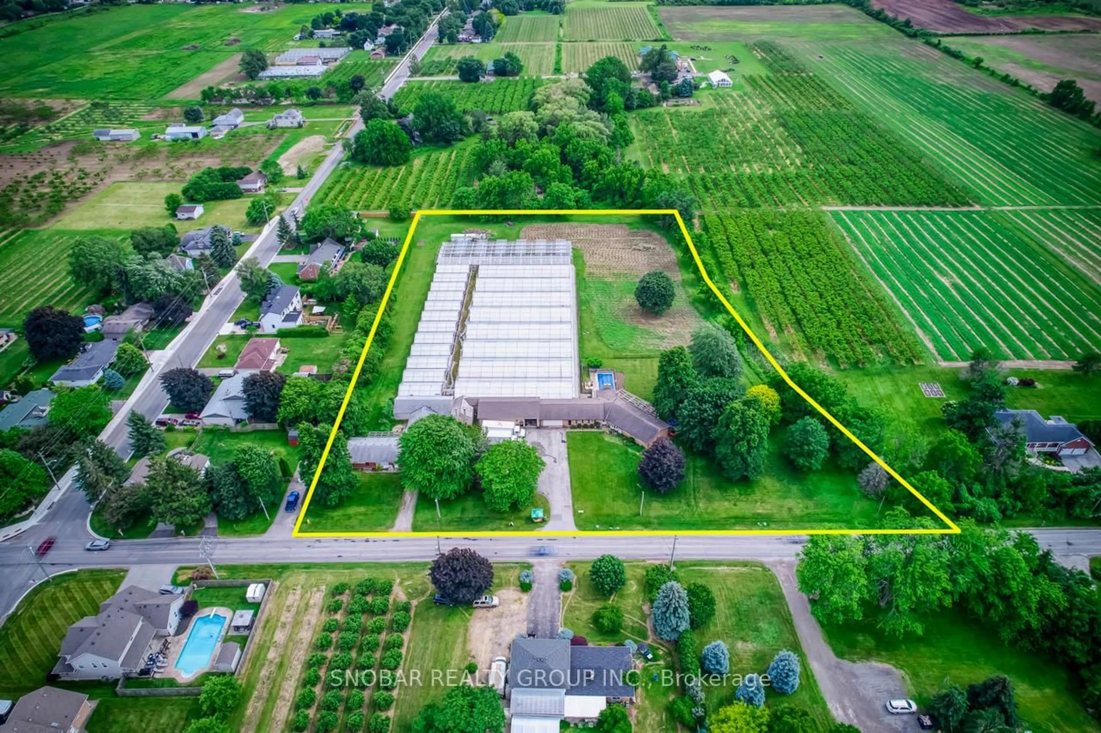 A pic from outside/outdoor area/front of a property/back of a property/a pic from drone, building for 5220-5226 Greenlane Rd, Lincoln Ontario L0R 1B3