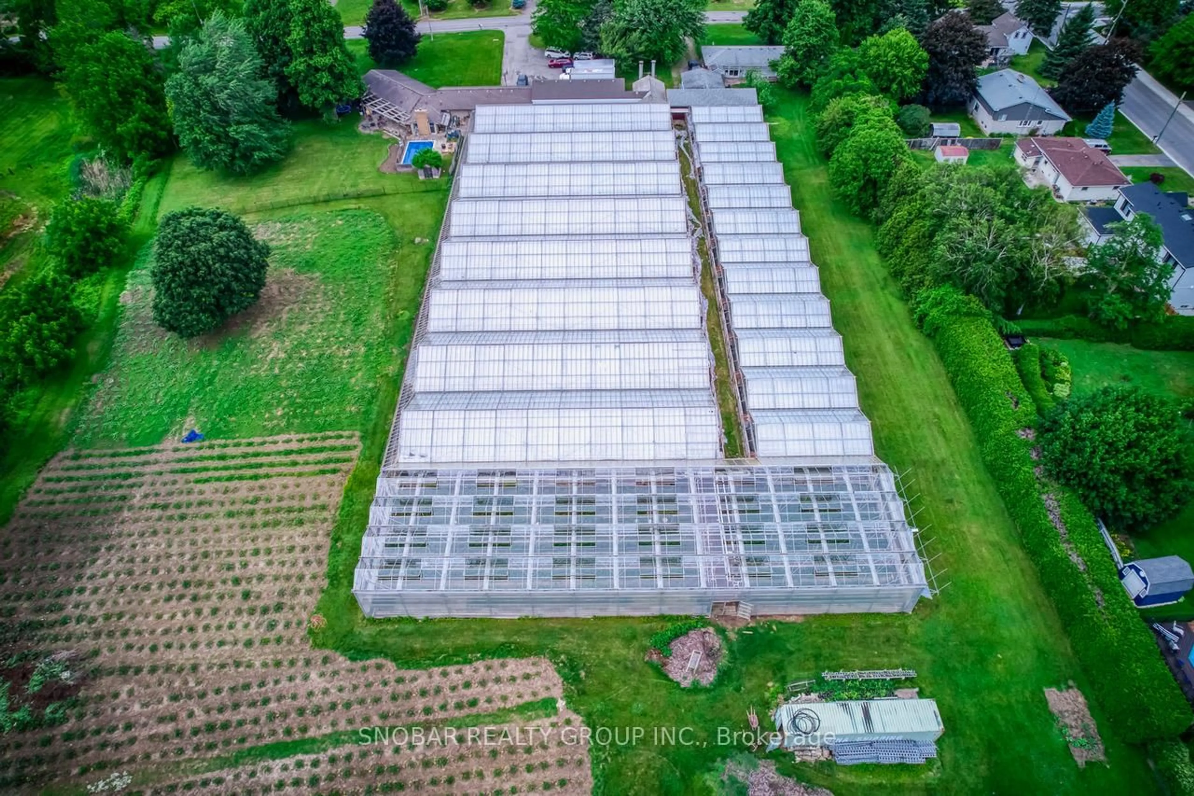 A pic from outside/outdoor area/front of a property/back of a property/a pic from drone, building for 5220-5226 Greenlane Rd, Lincoln Ontario L0R 1B3