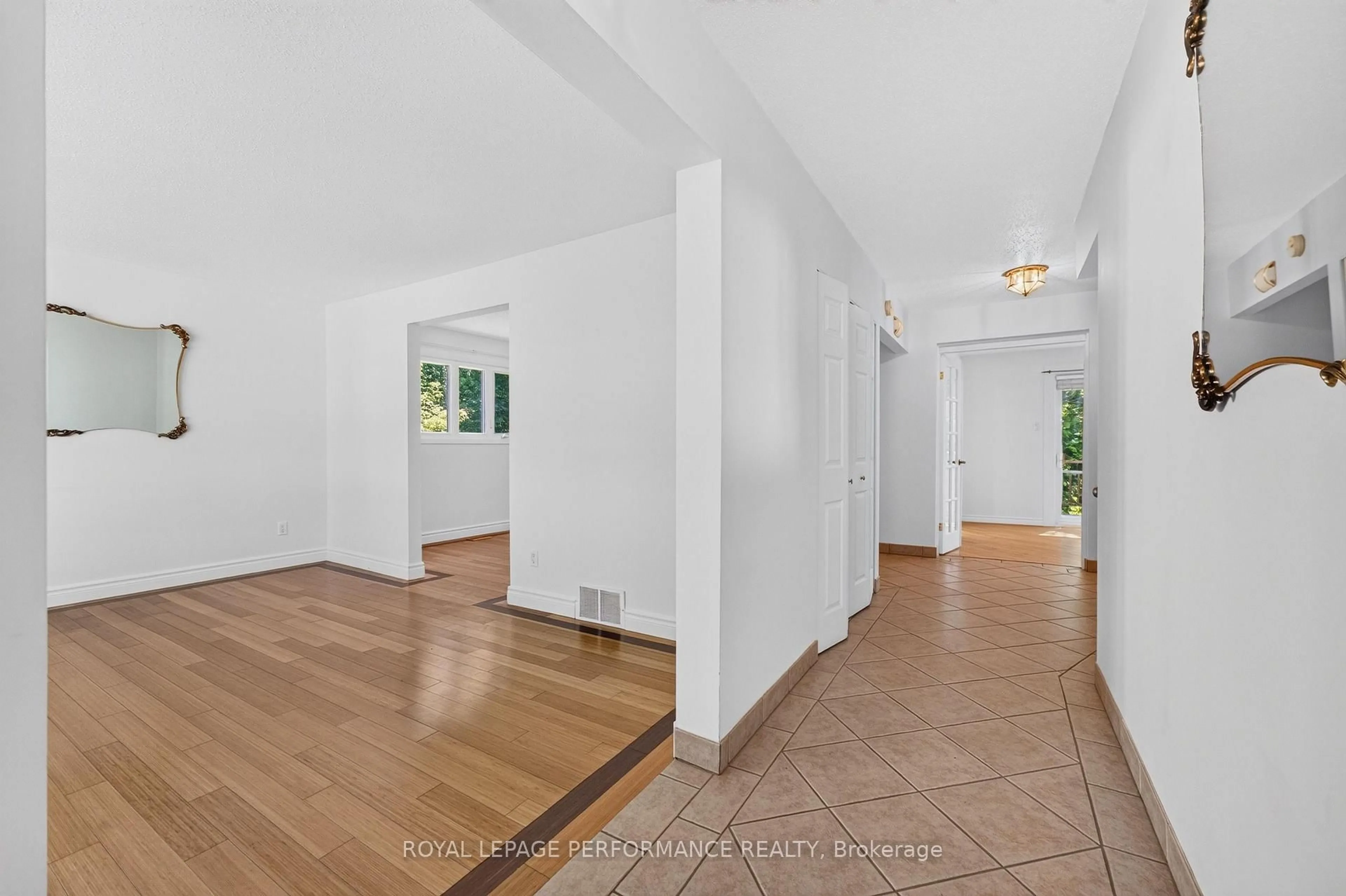 Indoor foyer for 2365 Keystone Crt, Ottawa Ontario K1W 1B1