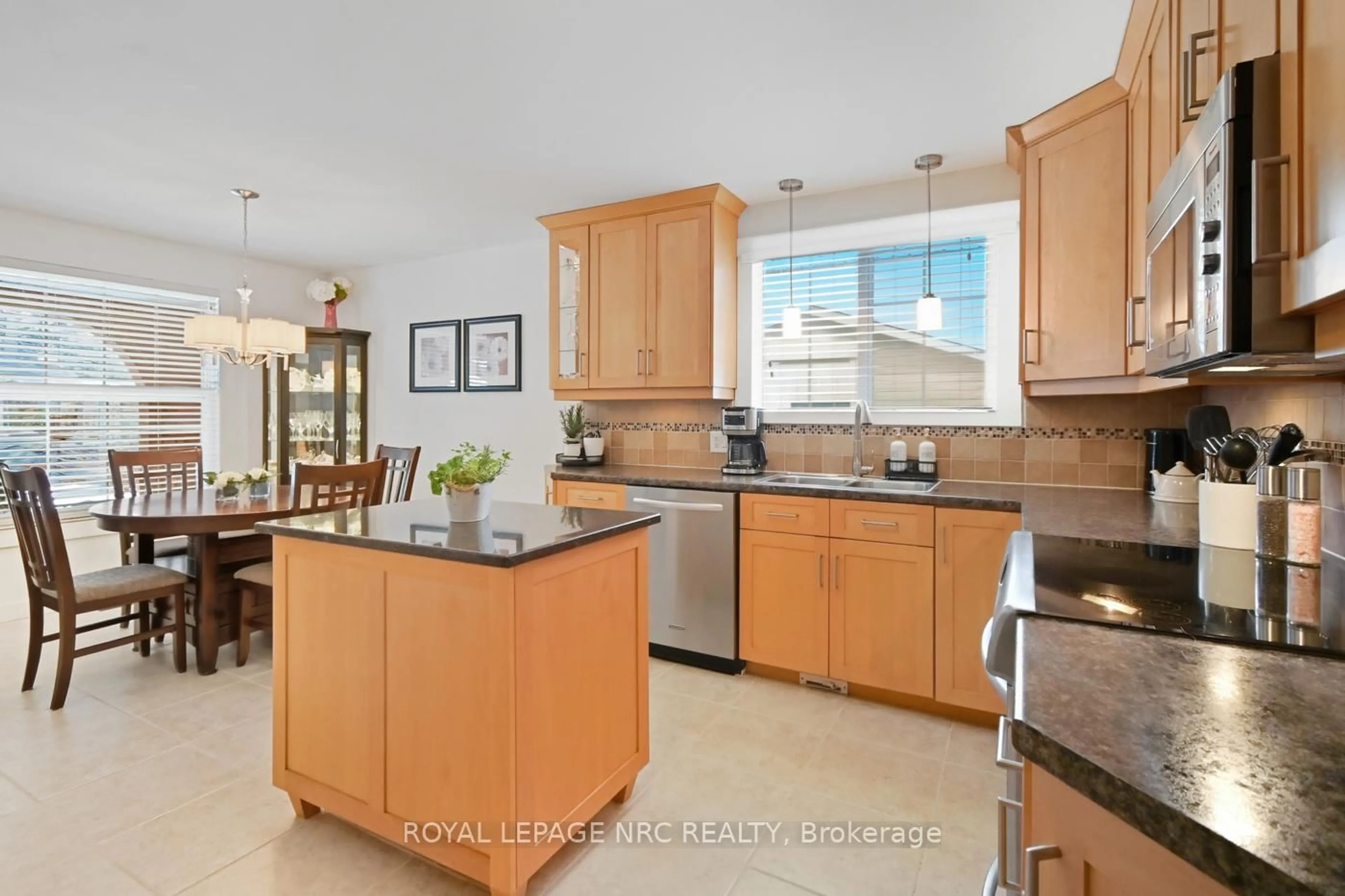 Open concept kitchen, ceramic/tile floor for 37 Spruceside Cres, Pelham Ontario L3E 0G1
