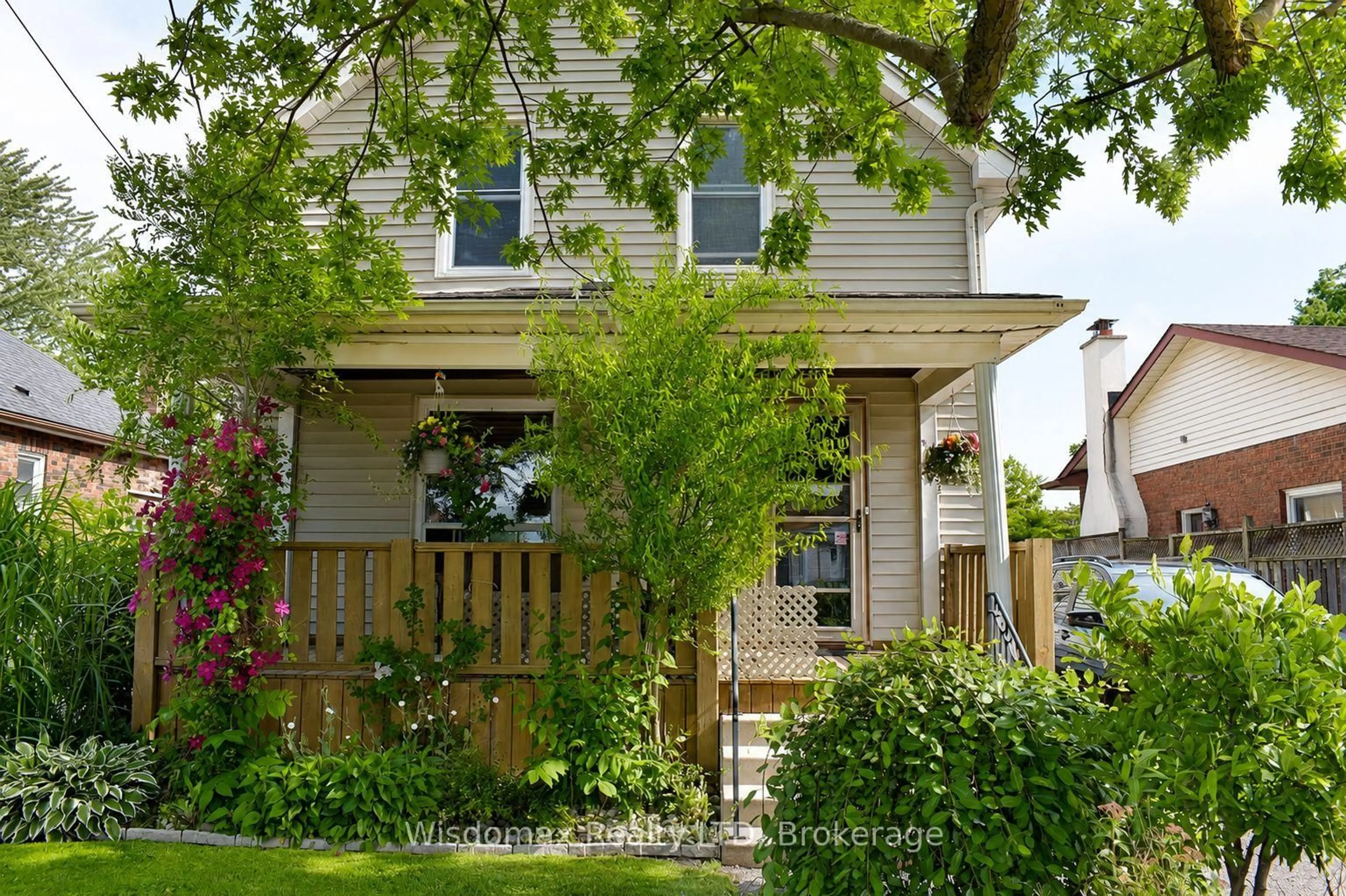 Home with vinyl exterior material, street for 10 Rose Ave, Thorold Ontario L2V 3C3
