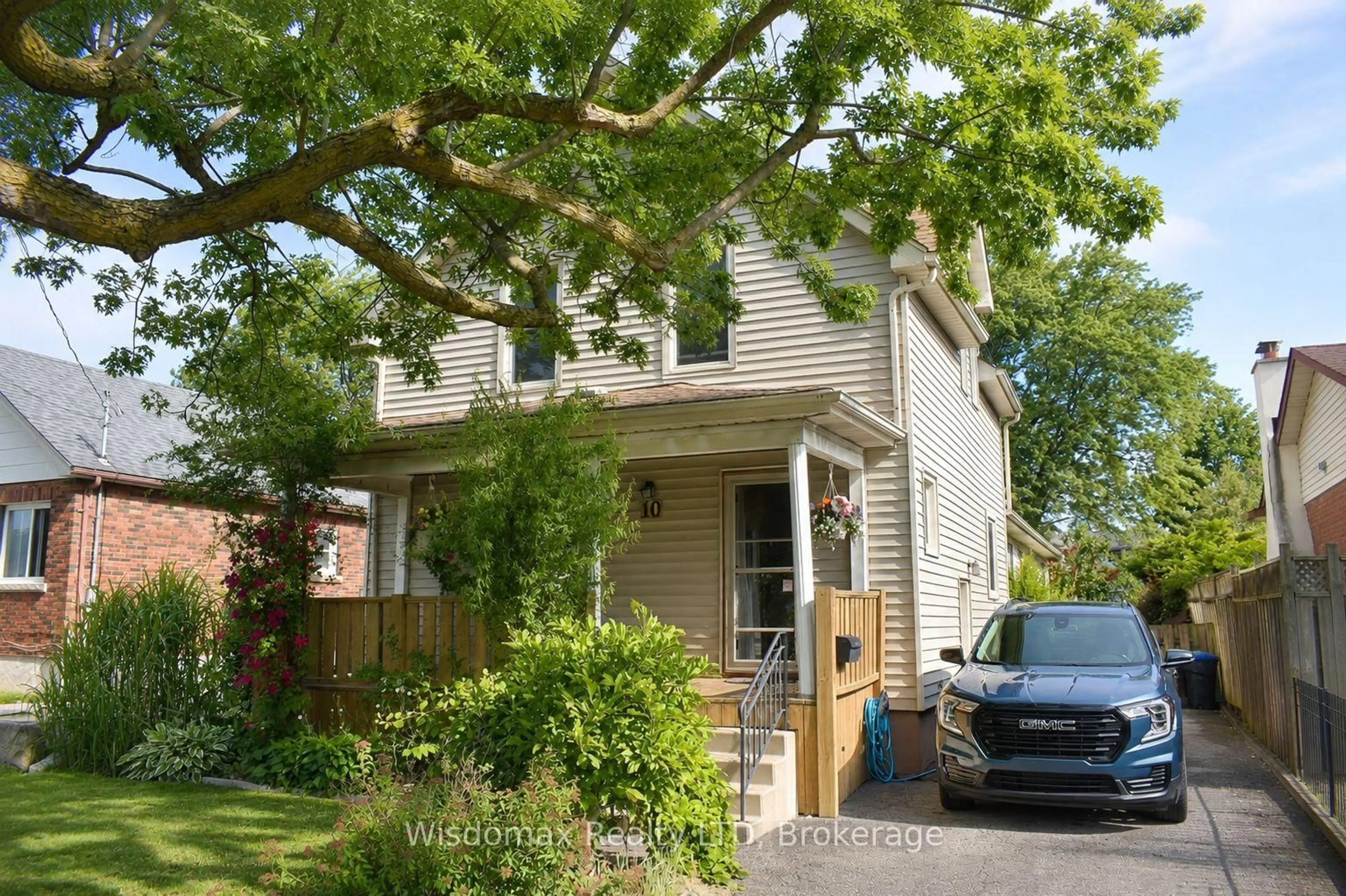 Home with vinyl exterior material, street for 10 Rose Ave, Thorold Ontario L2V 3C3