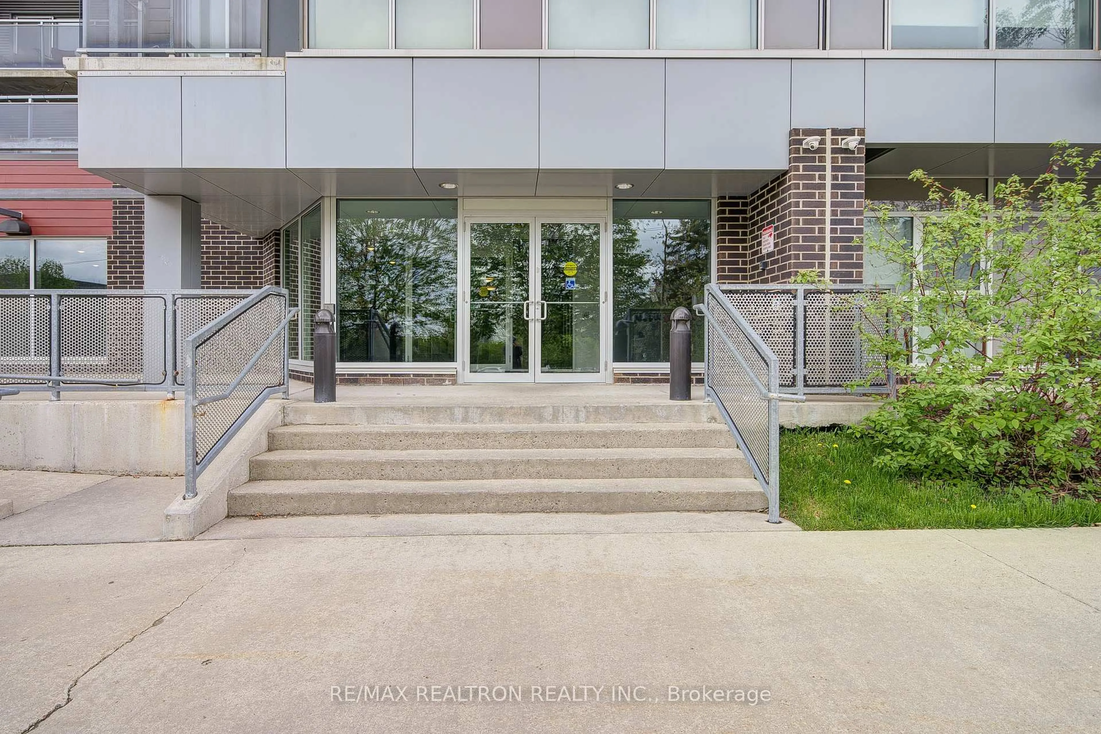Indoor foyer for 251 Hemlock St #519, Waterloo Ontario N2L 0H2