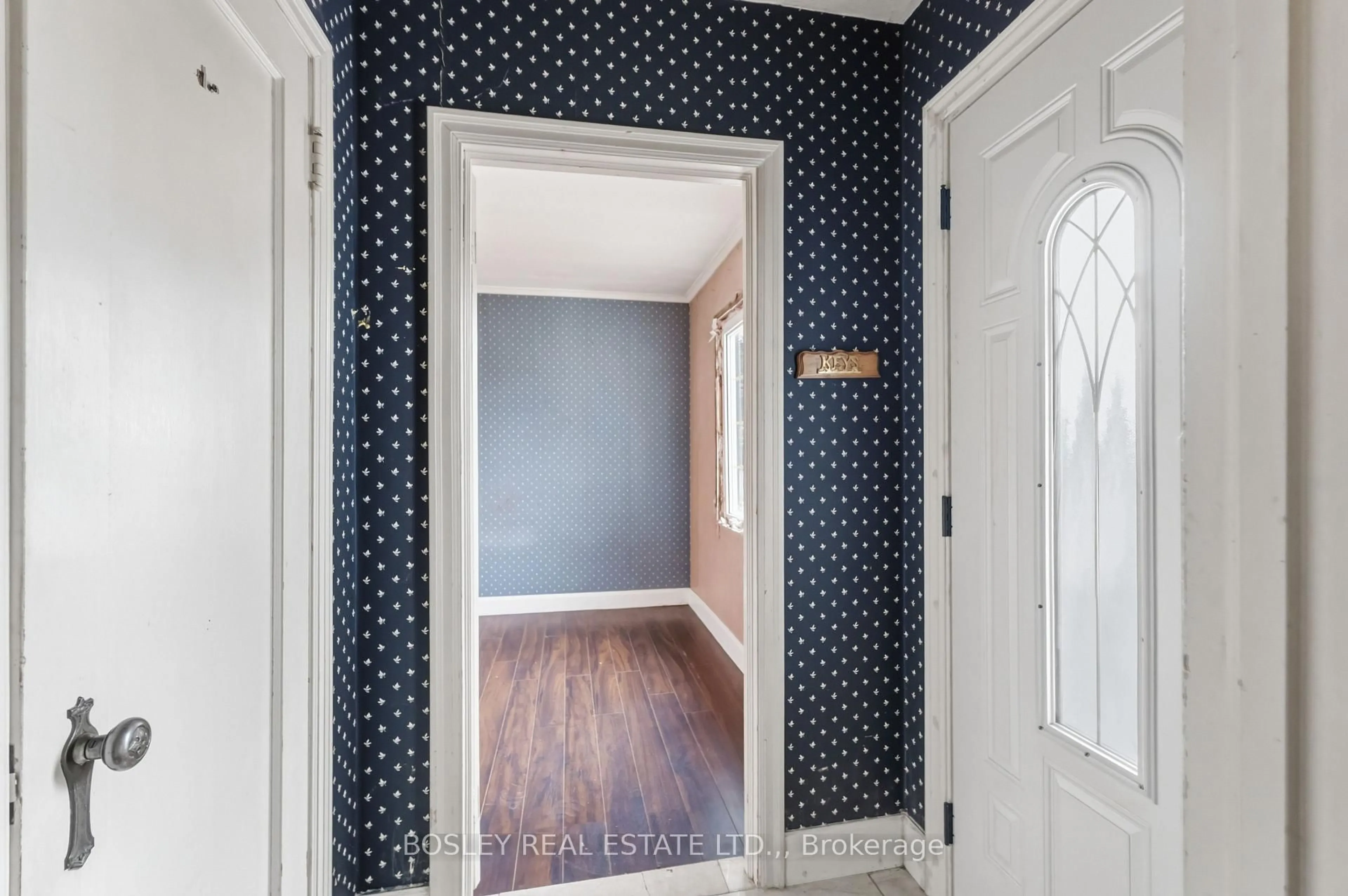 Indoor entryway for 230 Pelham Rd, St. Catharines Ontario L2S 1X6