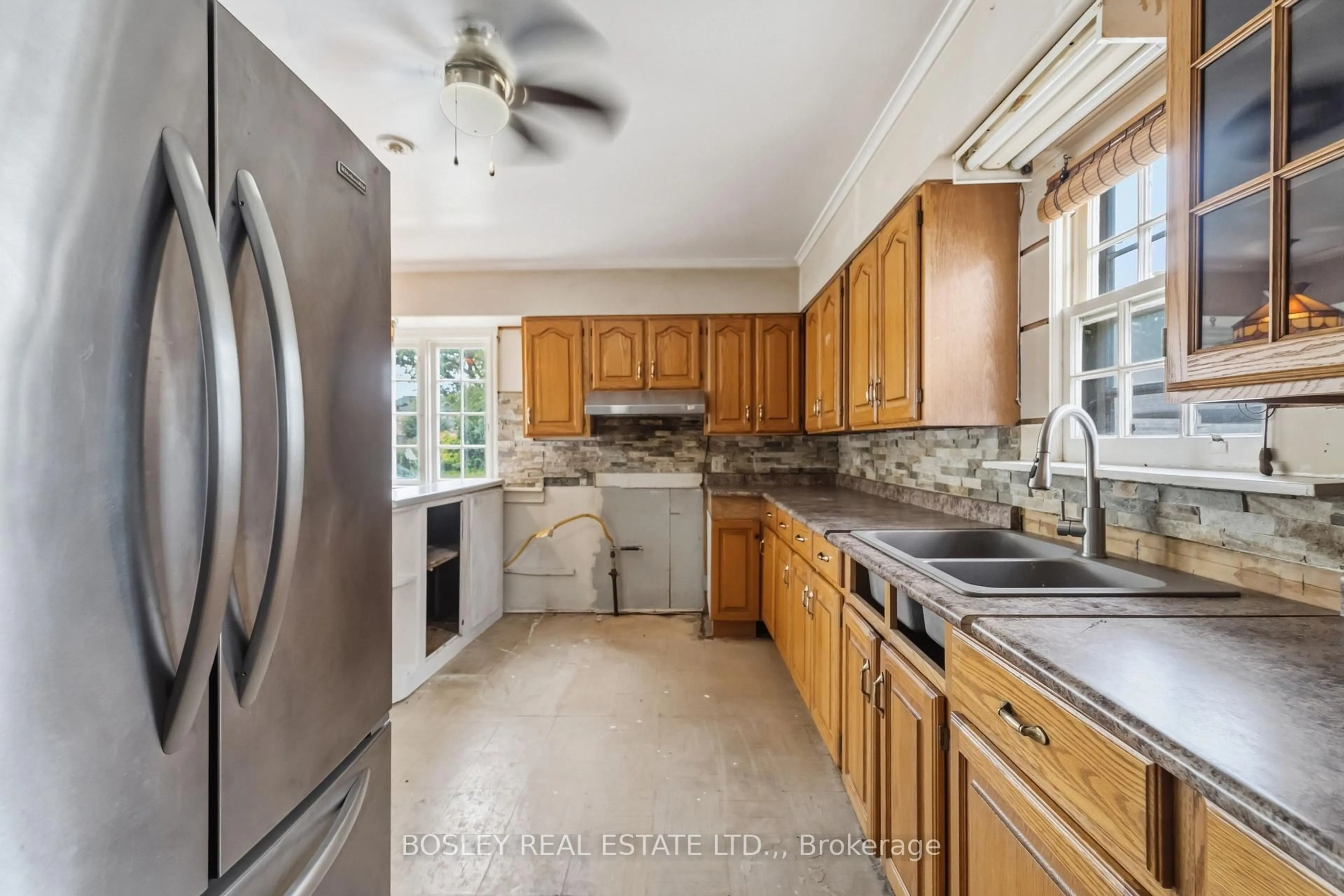 Unknown for 230 Pelham Rd, St. Catharines Ontario L2S 1X6