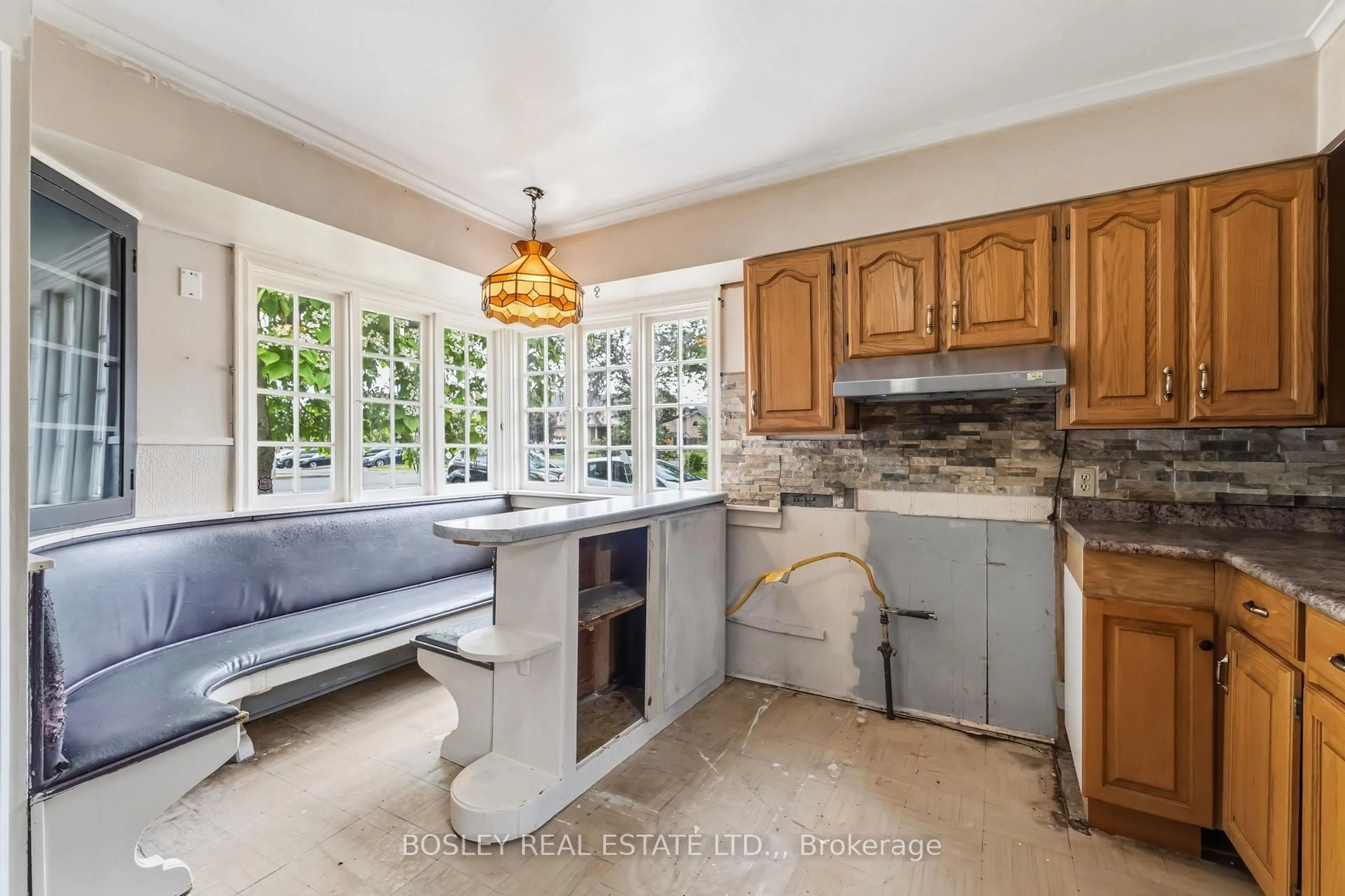 Open concept kitchen, ceramic/tile floor for 230 Pelham Rd, St. Catharines Ontario L2S 1X6