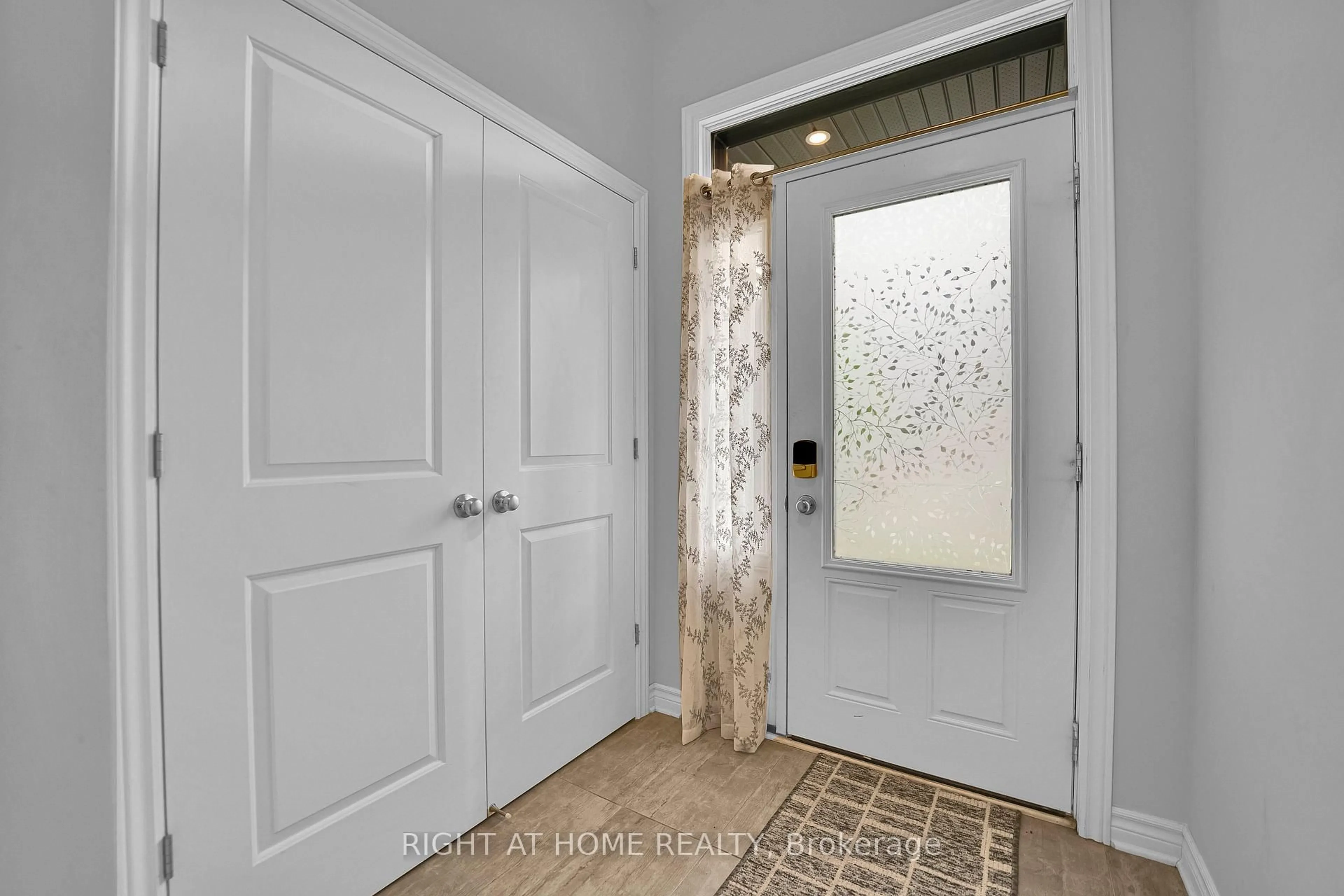 Indoor entryway for 720 Dearborn, Ottawa Ontario K1T 0W3