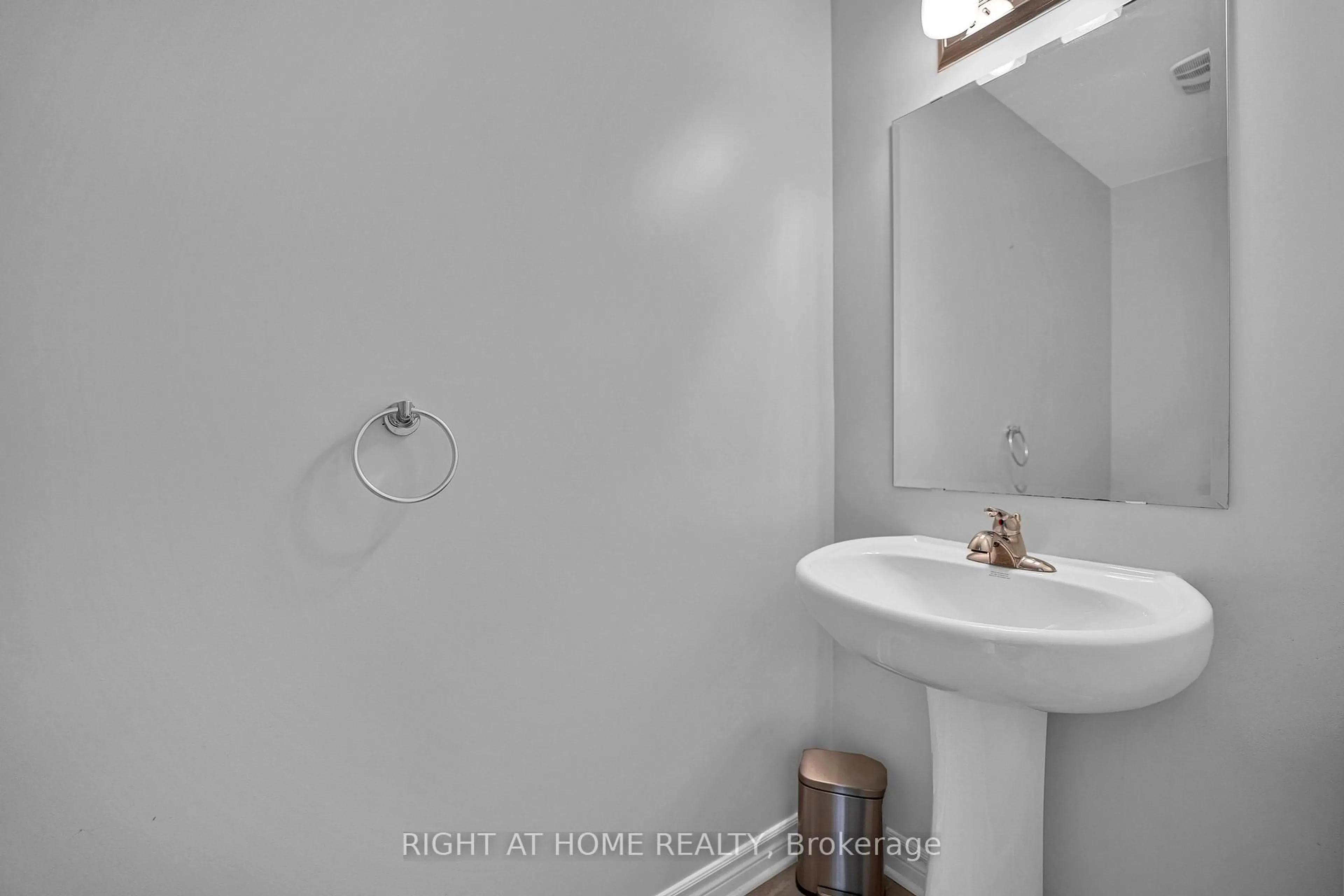Standard bathroom, unknown for 720 Dearborn, Ottawa Ontario K1T 0W3