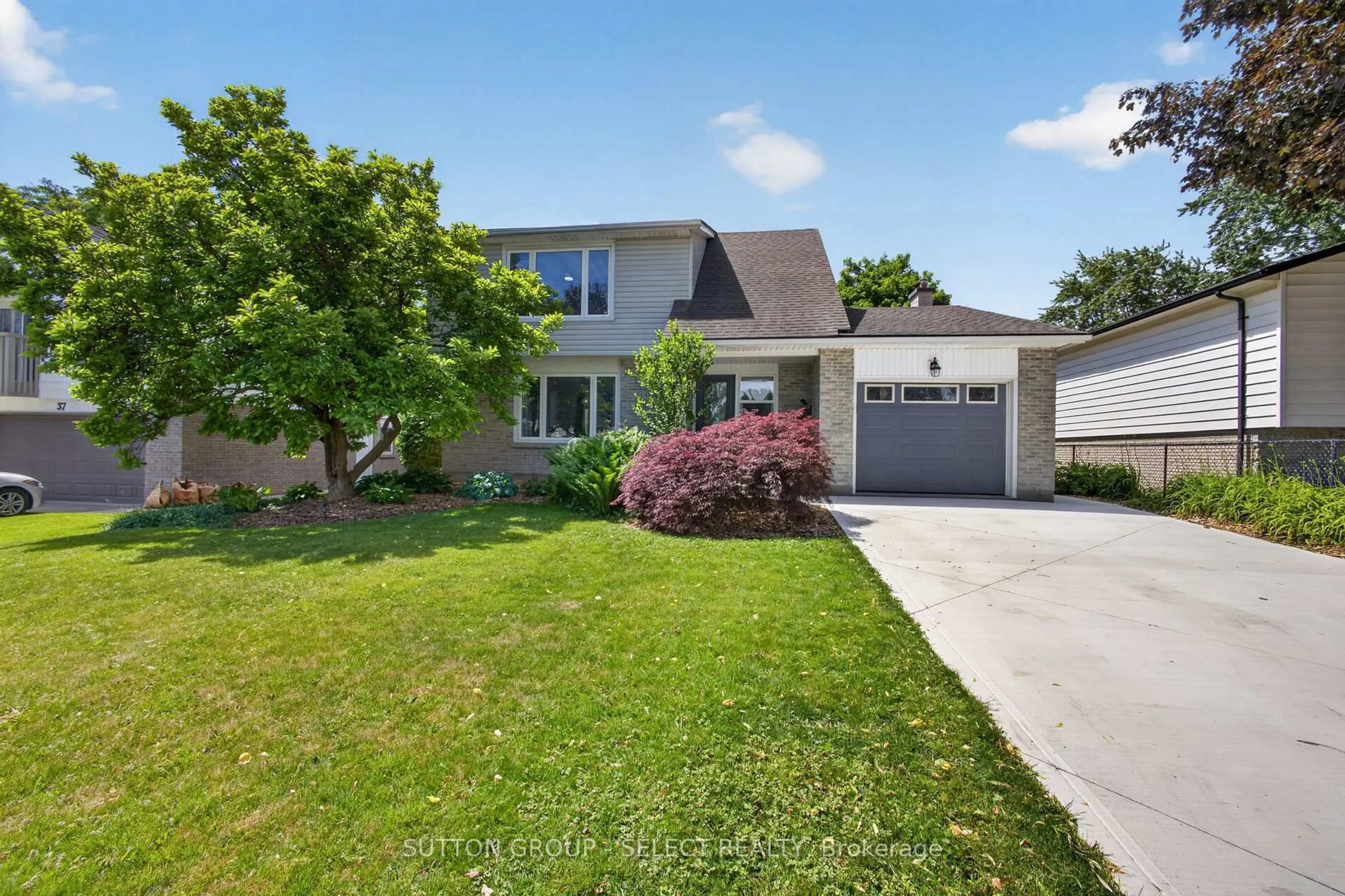 Home with vinyl exterior material, street for 33 Farnham Cres, London South Ontario N6K 1K2