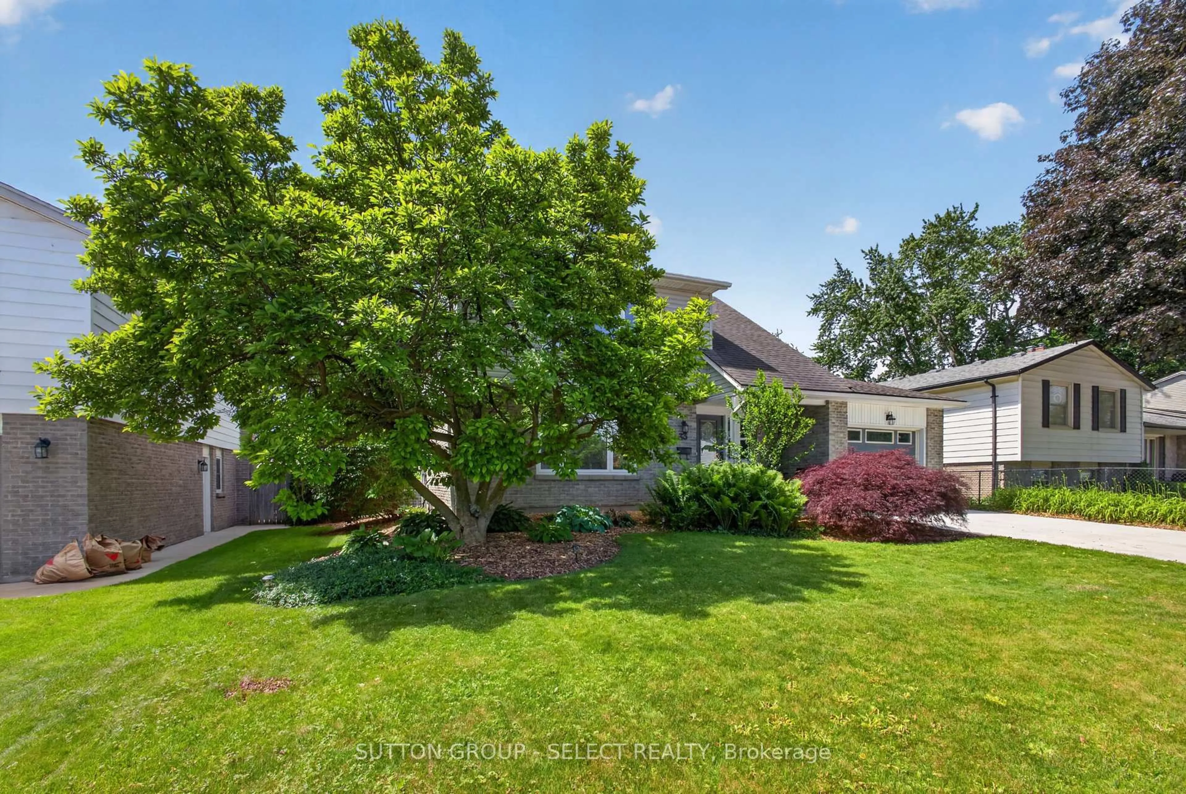 A pic from outside/outdoor area/front of a property/back of a property/a pic from drone, unknown for 33 Farnham Cres, London South Ontario N6K 1K2