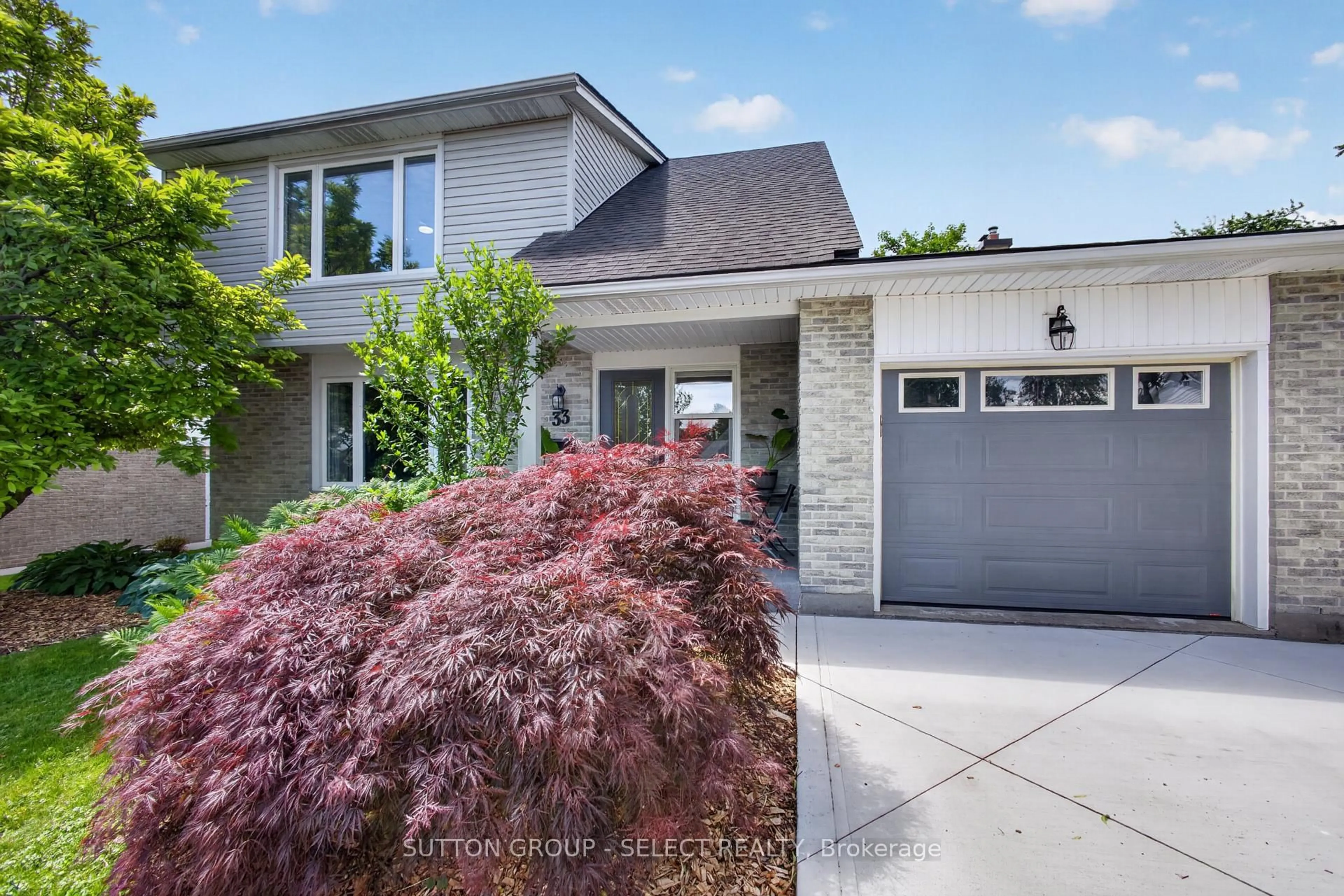 Home with vinyl exterior material, street for 33 Farnham Cres, London South Ontario N6K 1K2