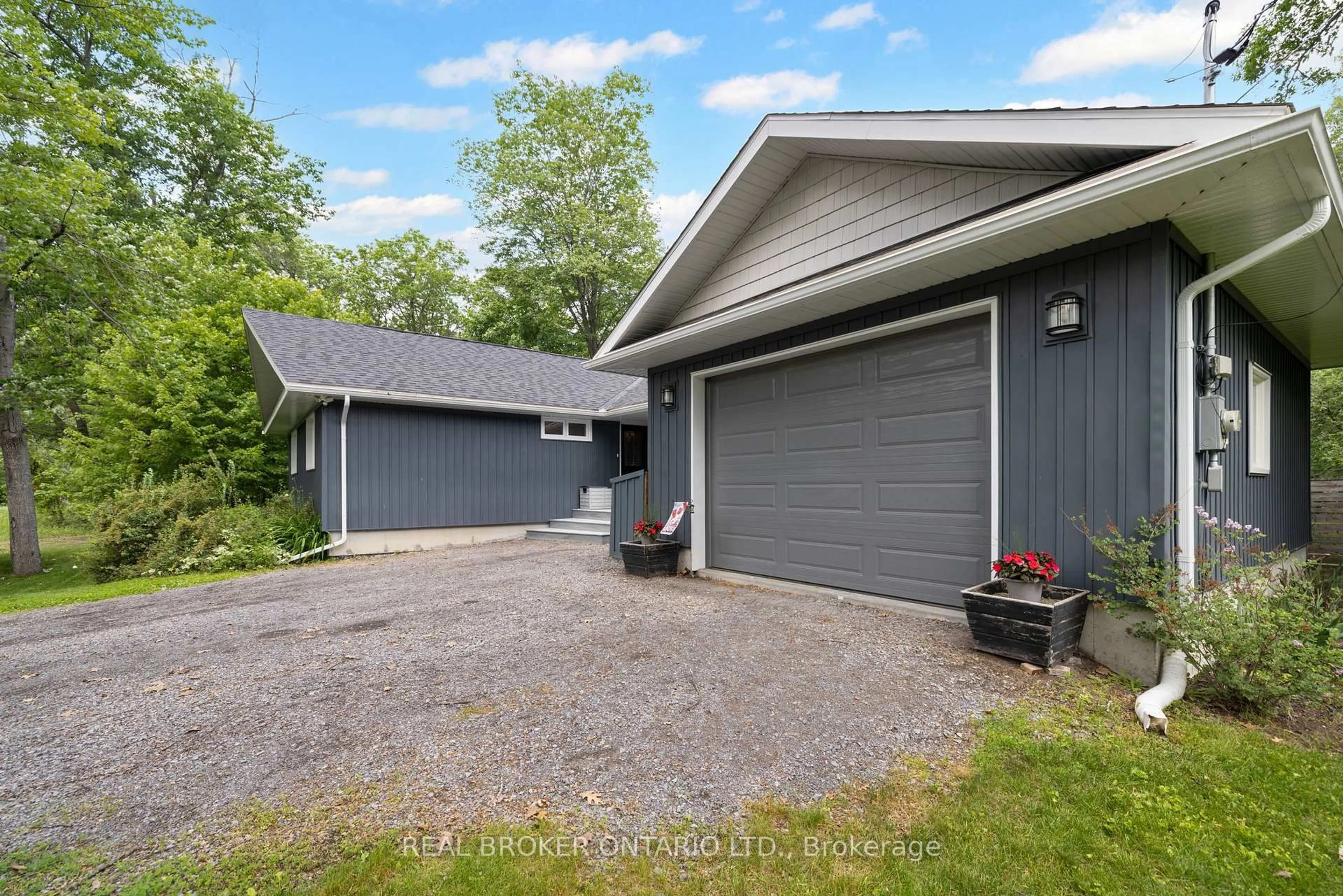 A pic from outside/outdoor area/front of a property/back of a property/a pic from drone, street for 929 Bayview Dr, Ottawa Ontario K0A 3M0