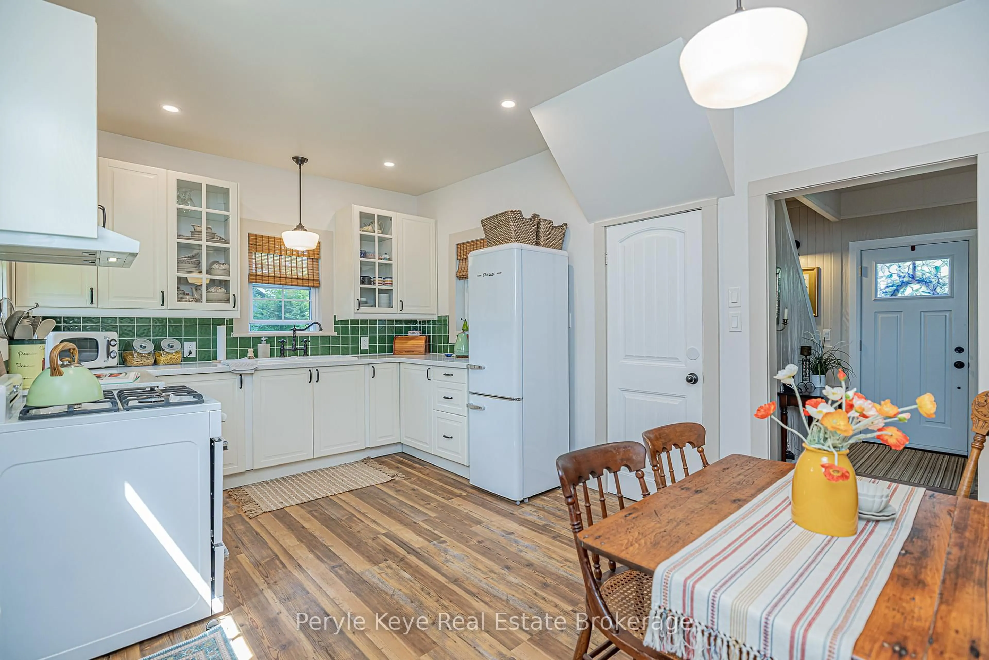 Open concept kitchen, ceramic/tile floor for 14 Milton St, Bracebridge Ontario P1L 1G8