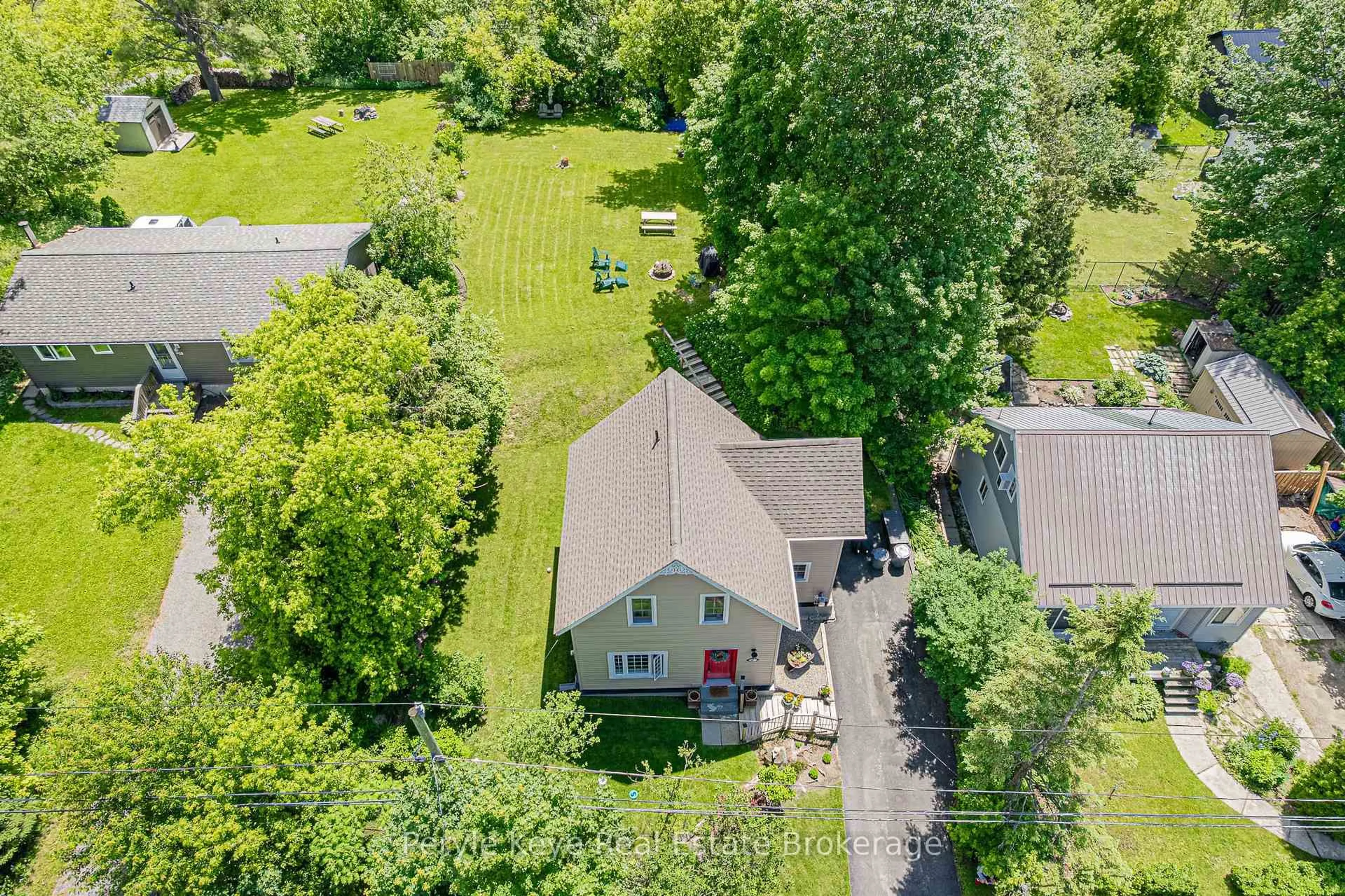 A pic from outside/outdoor area/front of a property/back of a property/a pic from drone, street for 14 Milton St, Bracebridge Ontario P1L 1G8