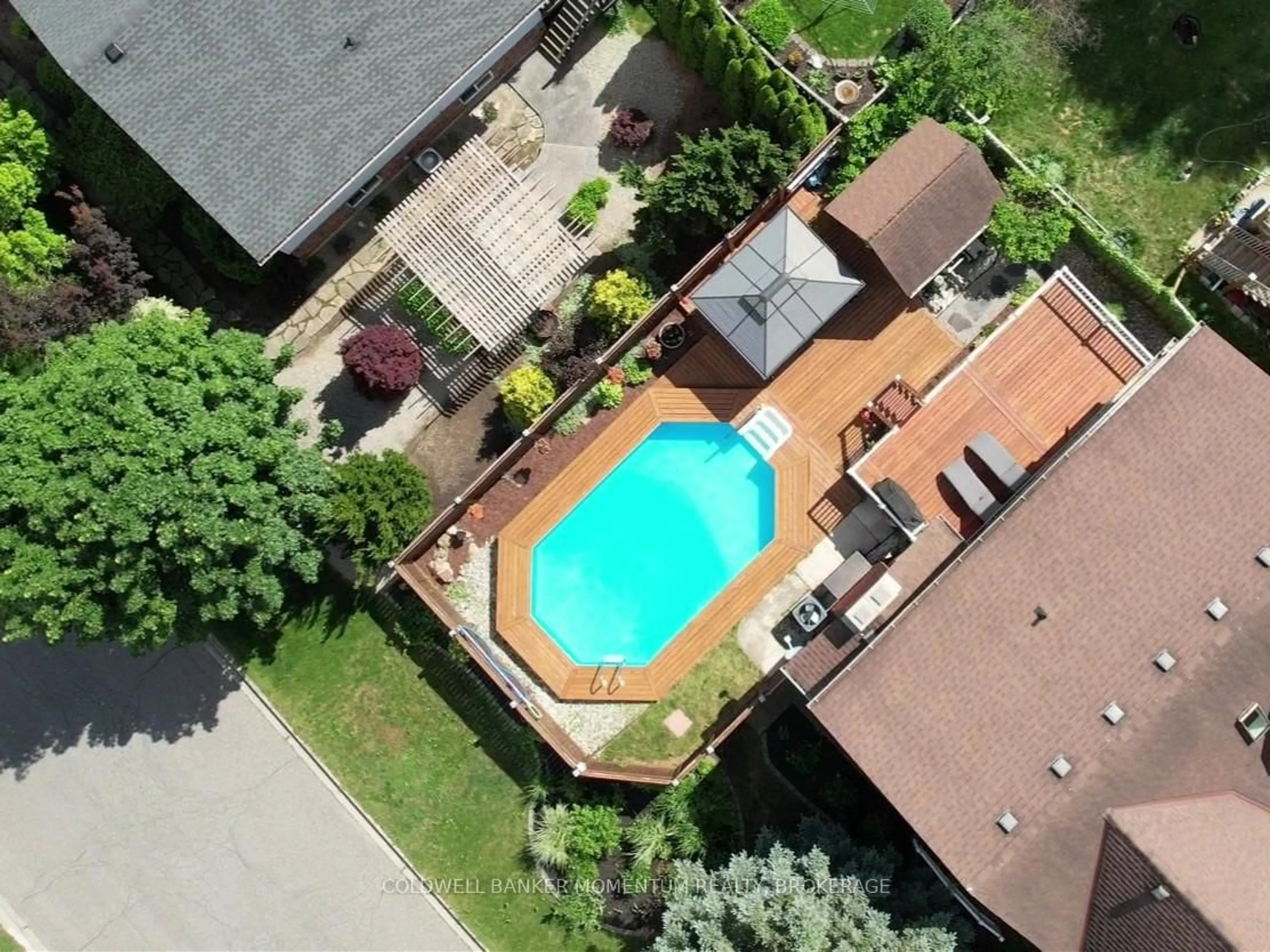 A pic from outside/outdoor area/front of a property/back of a property/a pic from drone, unknown for 120 Lynndale Rd, Norfolk Ontario N3Y 5E5
