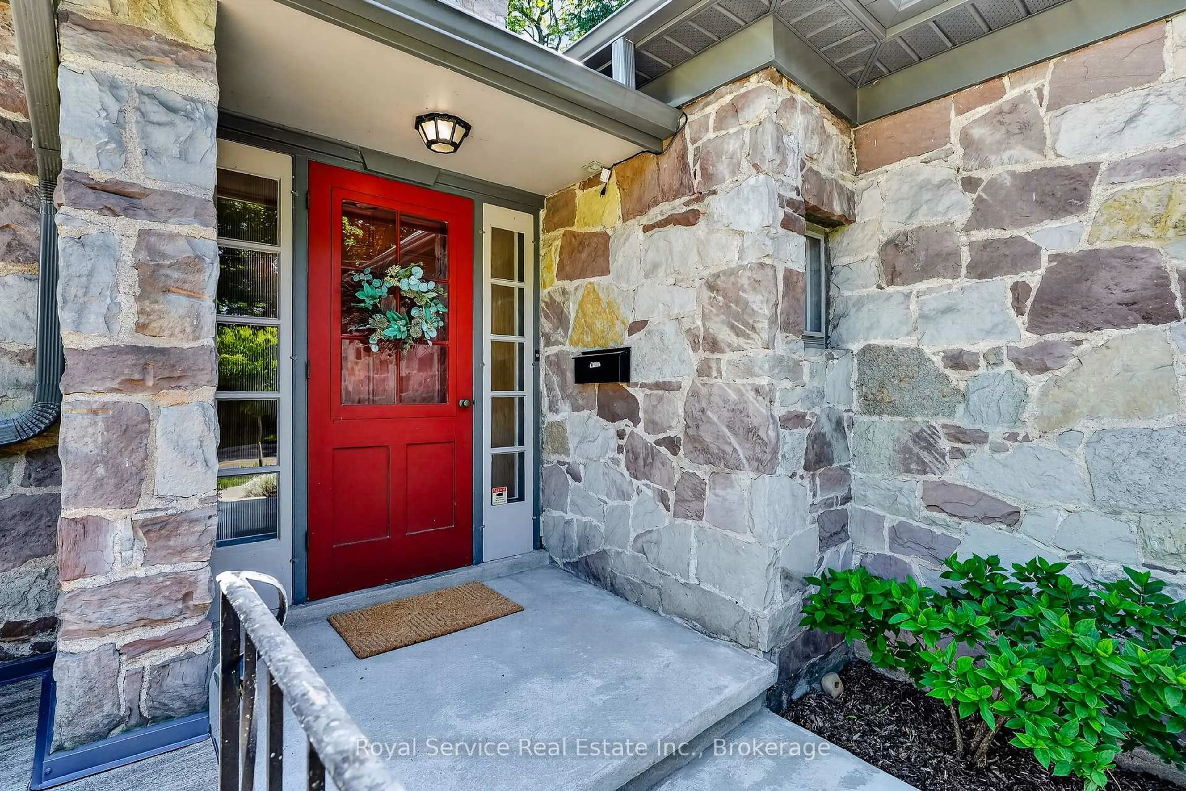 Indoor entryway for 101 Augusta St, Port Hope Ontario L1A 1H1