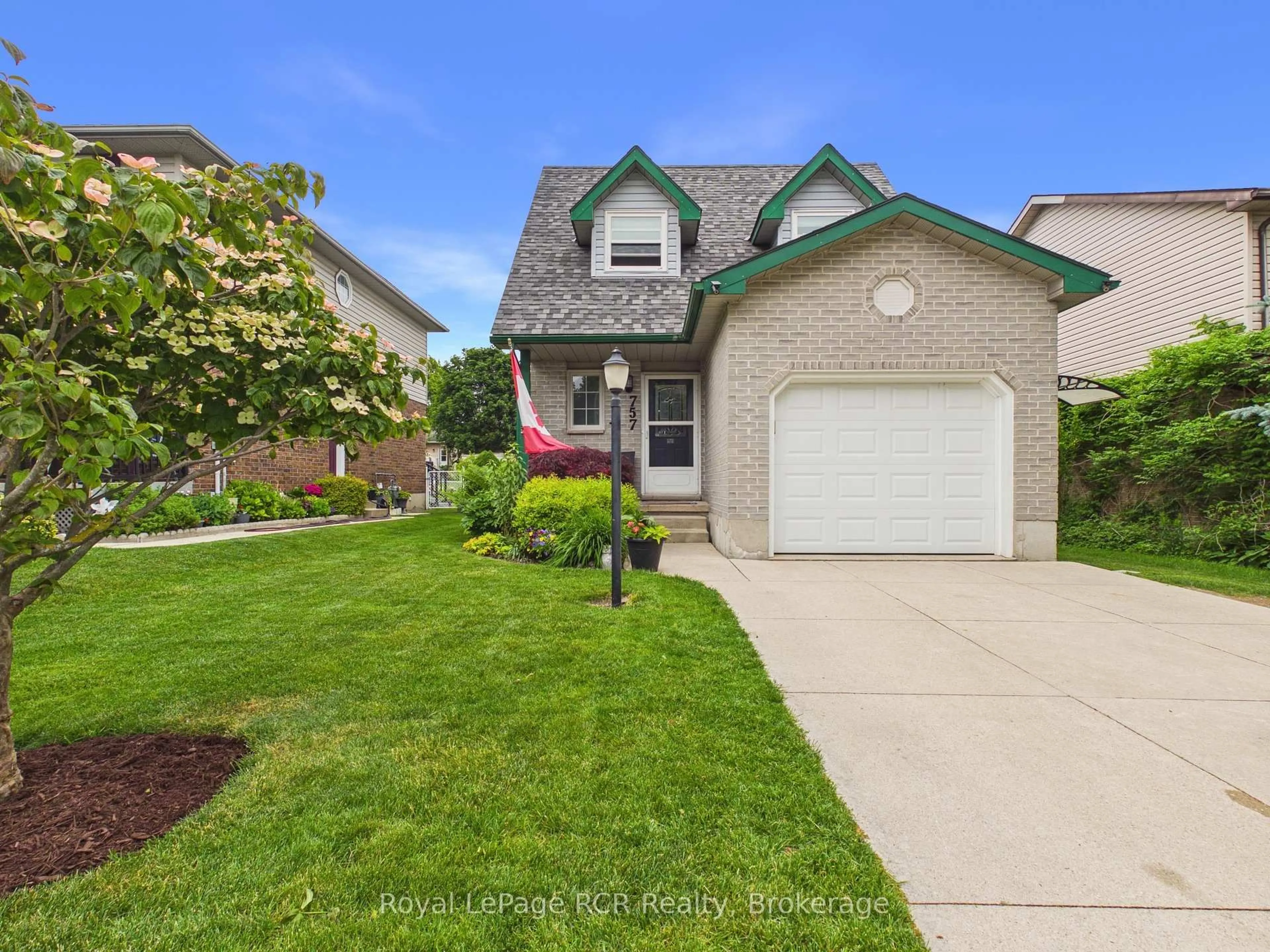 Home with vinyl exterior material, street for 757 Mackendrick Dr, Kincardine Ontario N2Z 3A4