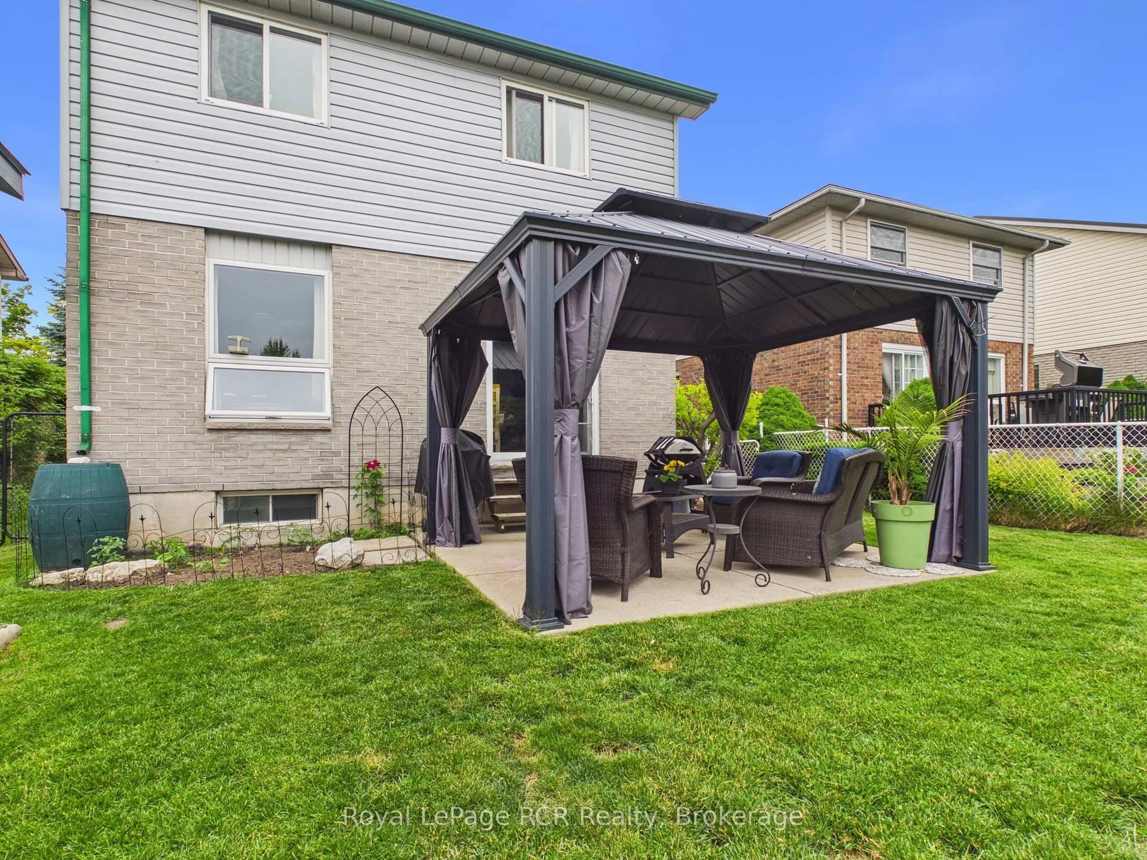 Patio, street for 757 Mackendrick Dr, Kincardine Ontario N2Z 3A4