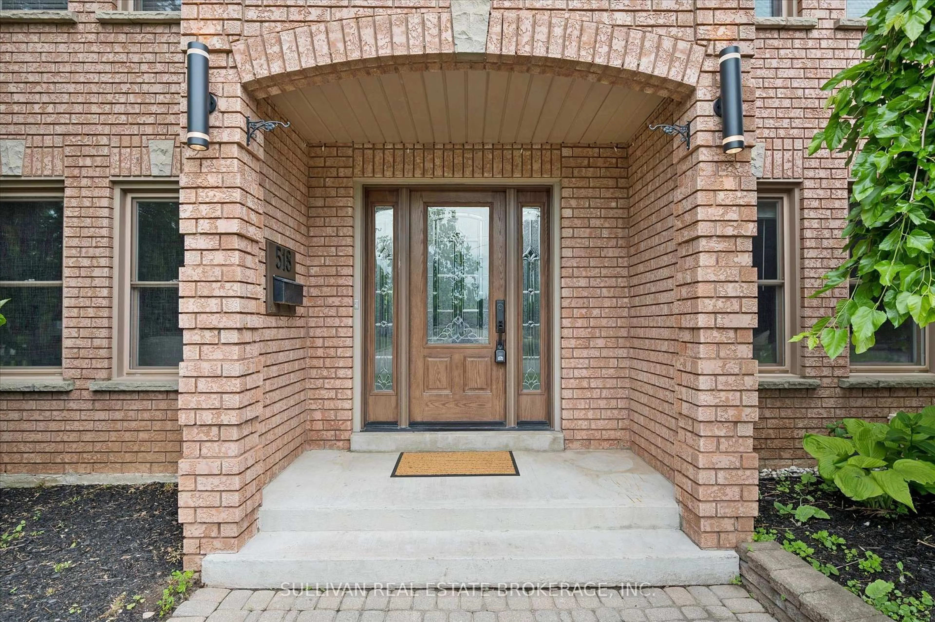 Home with brick exterior material, street for 518 Grand Ridge Dr, Cambridge Ontario N1S 4Y9