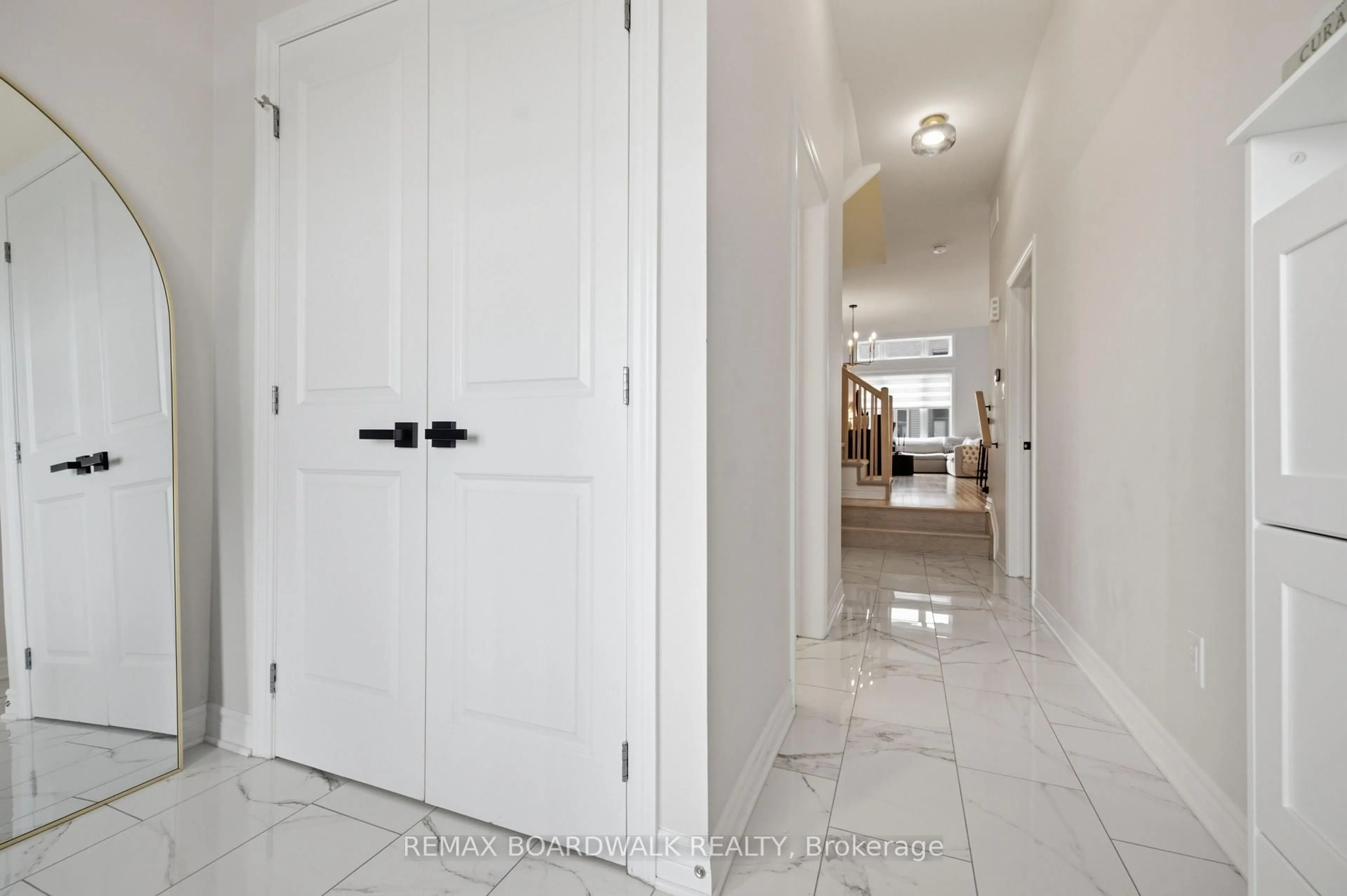 Indoor entryway for 102 Patchell Pl, North Grenville Ontario K0G 1J0