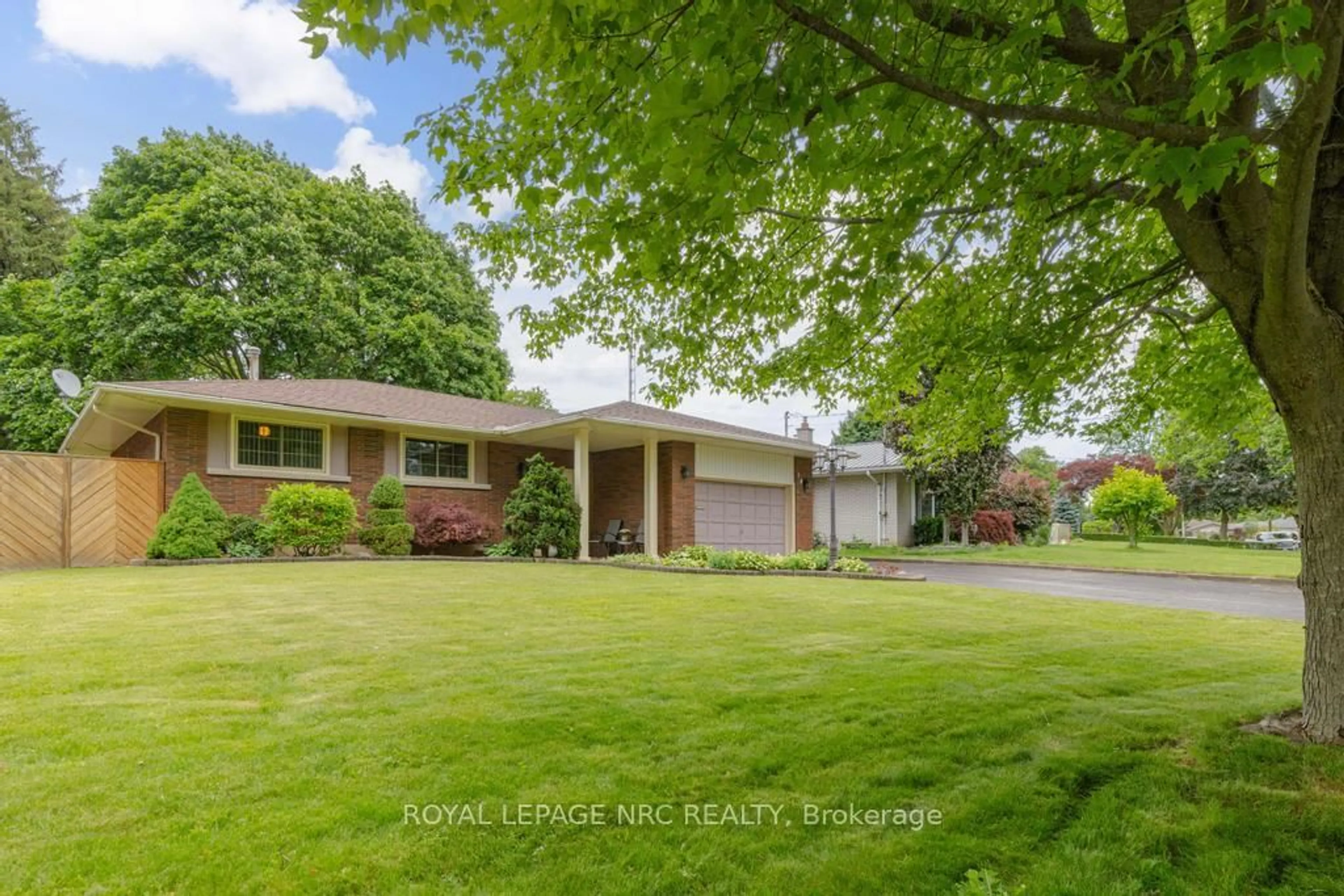 A pic from outside/outdoor area/front of a property/back of a property/a pic from drone, street for 18 Cartier Dr, St. Catharines Ontario L2M 2E6