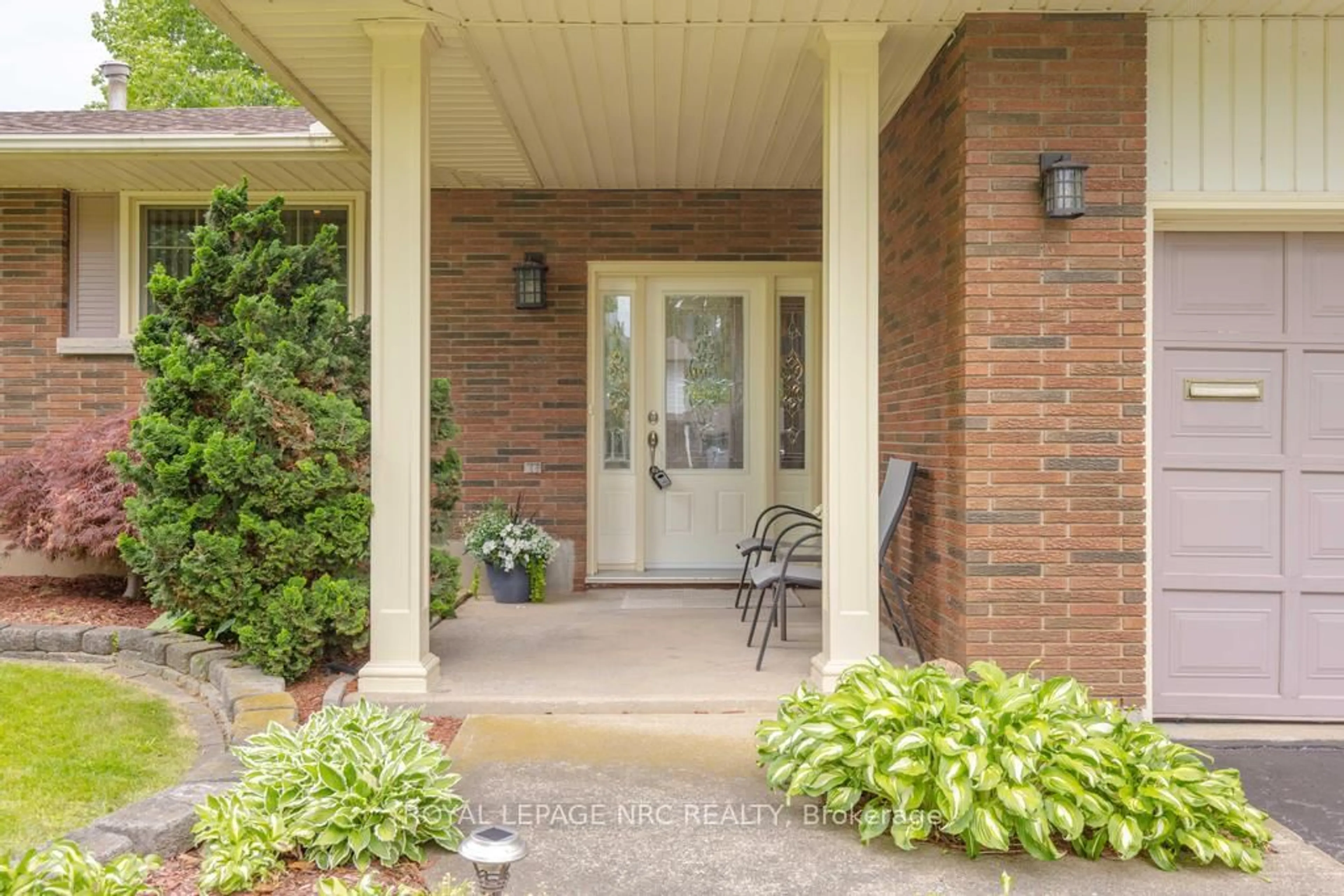 Indoor entryway for 18 Cartier Dr, St. Catharines Ontario L2M 2E6