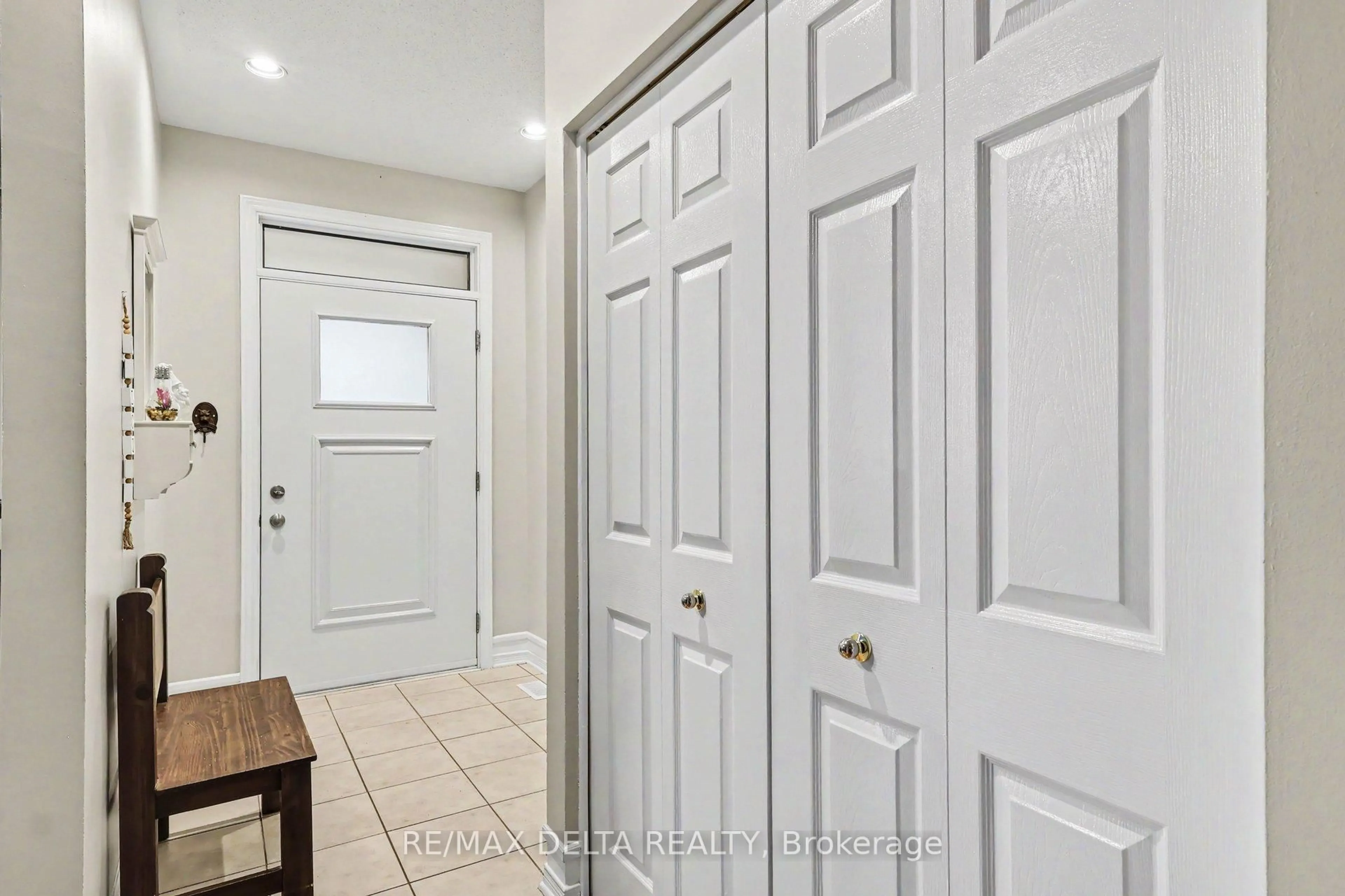 Indoor entryway for 604 Valin St, Orleans Ontario K4A 3L9