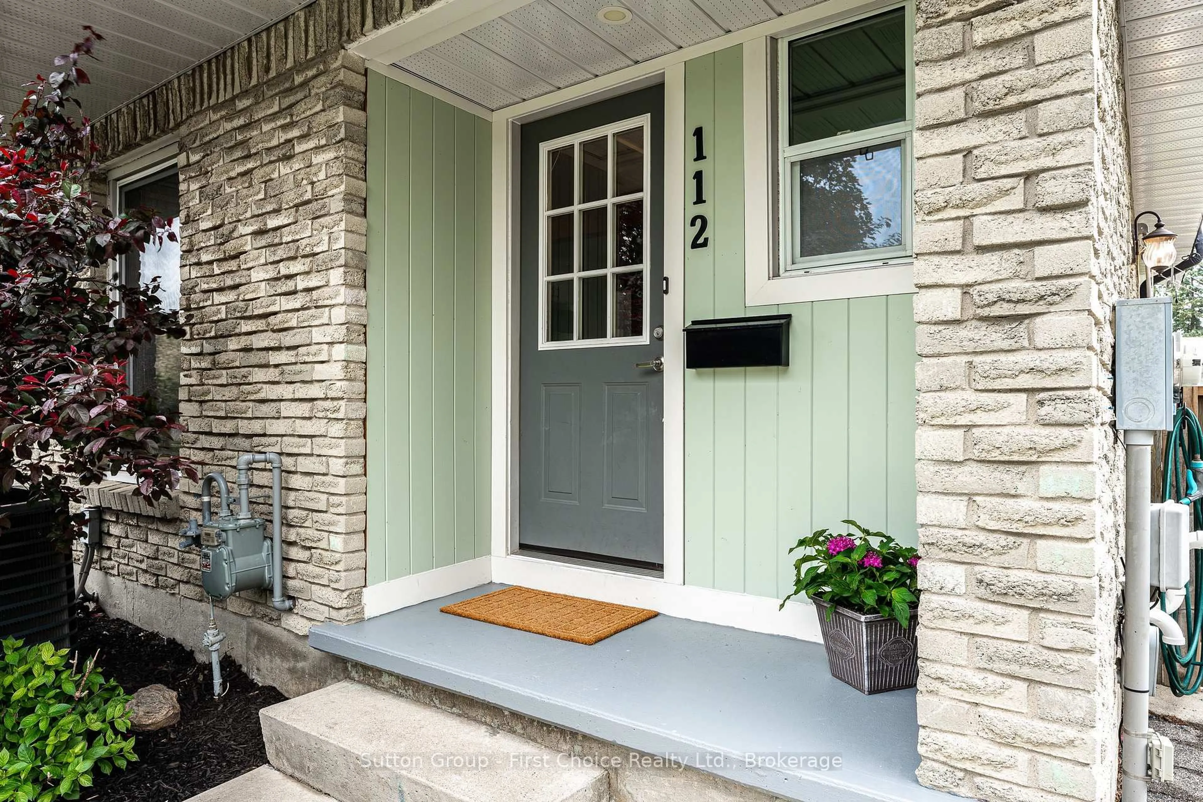 Indoor entryway for 112 Kathryn Cres, Stratford Ontario N5A 2Y7