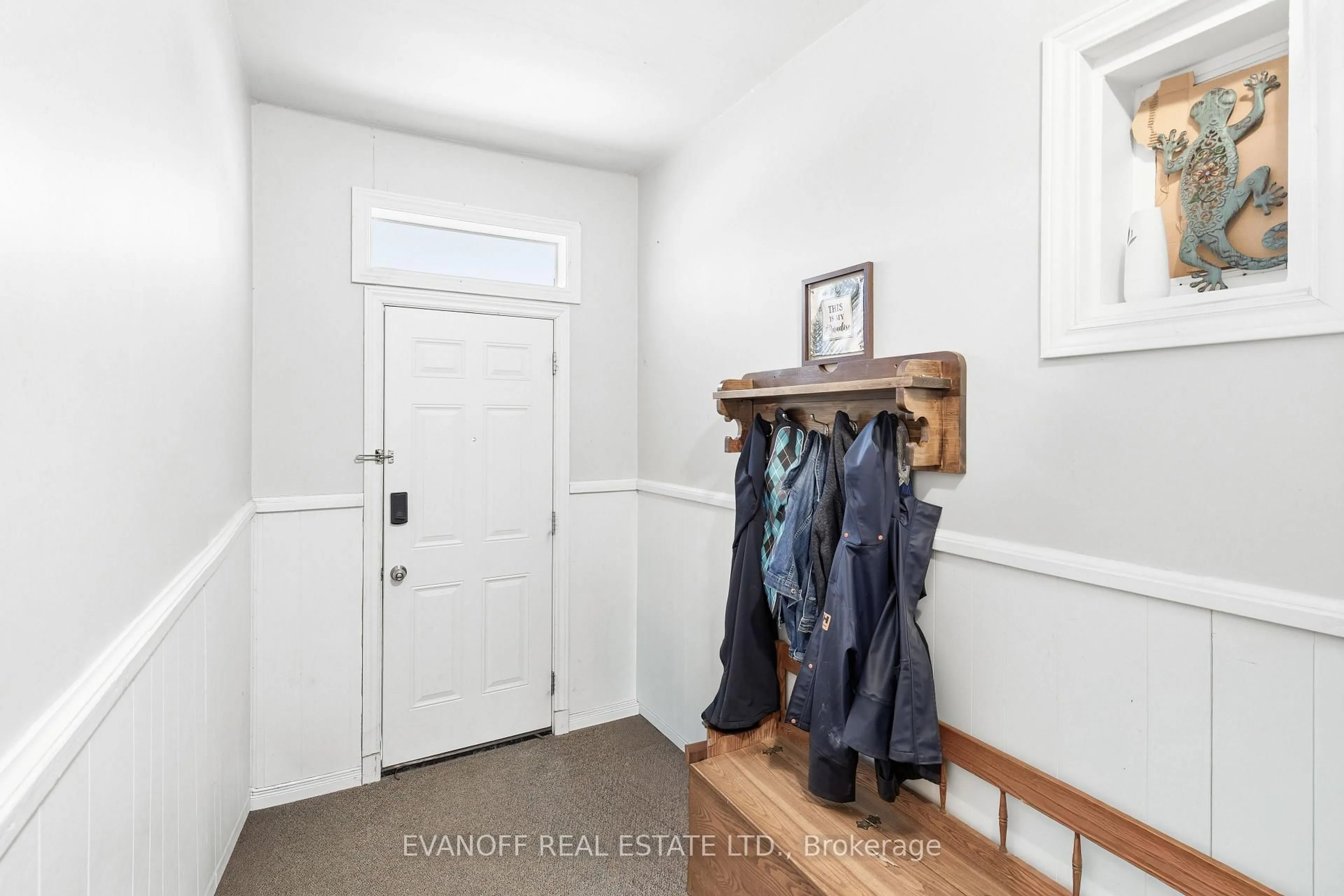 Indoor entryway for 1288 Clonsilla Ave, Peterborough Ontario K9J 5Z2