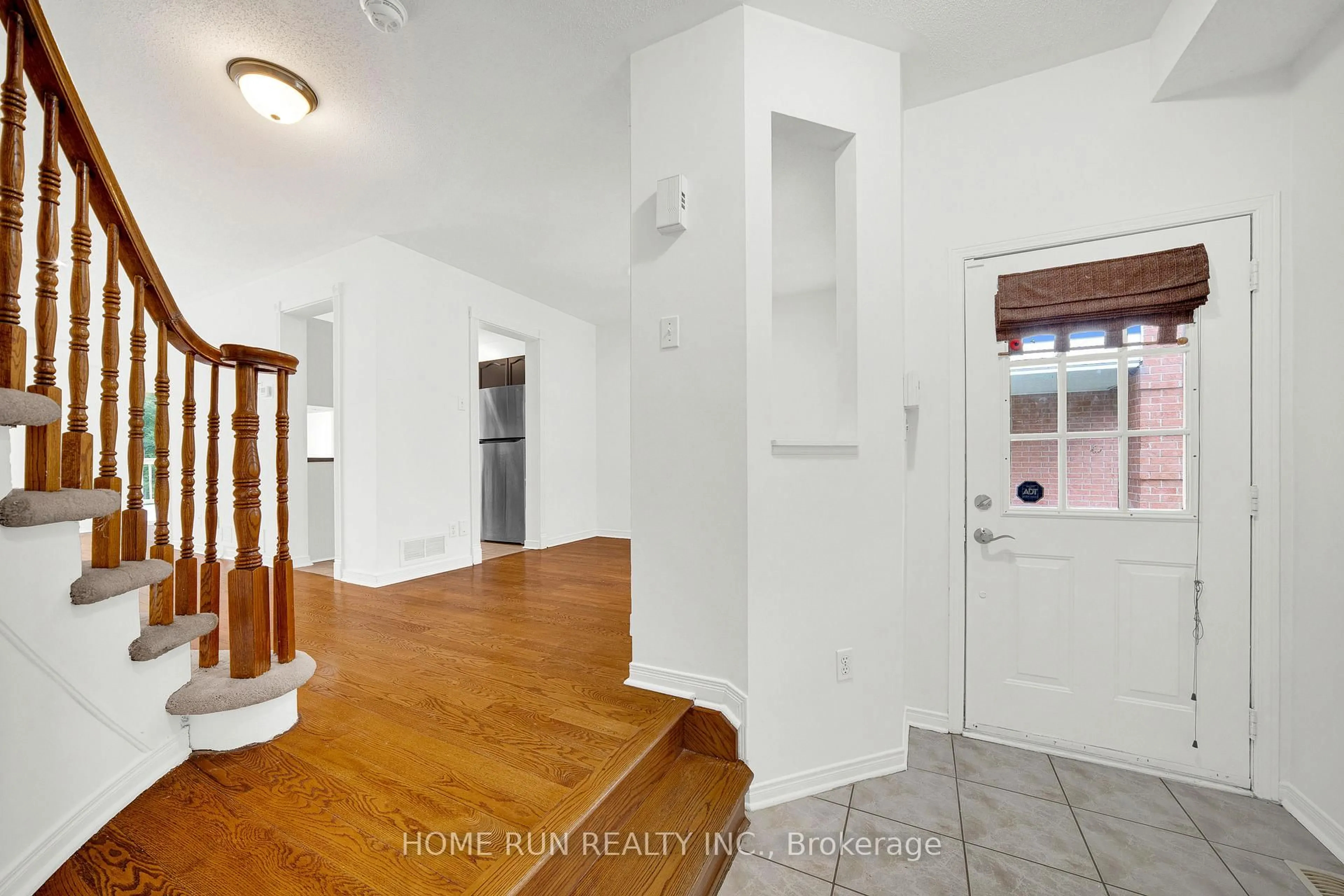 Indoor entryway for 14 COHEN Ave, Kanata Ontario K2L 4E9