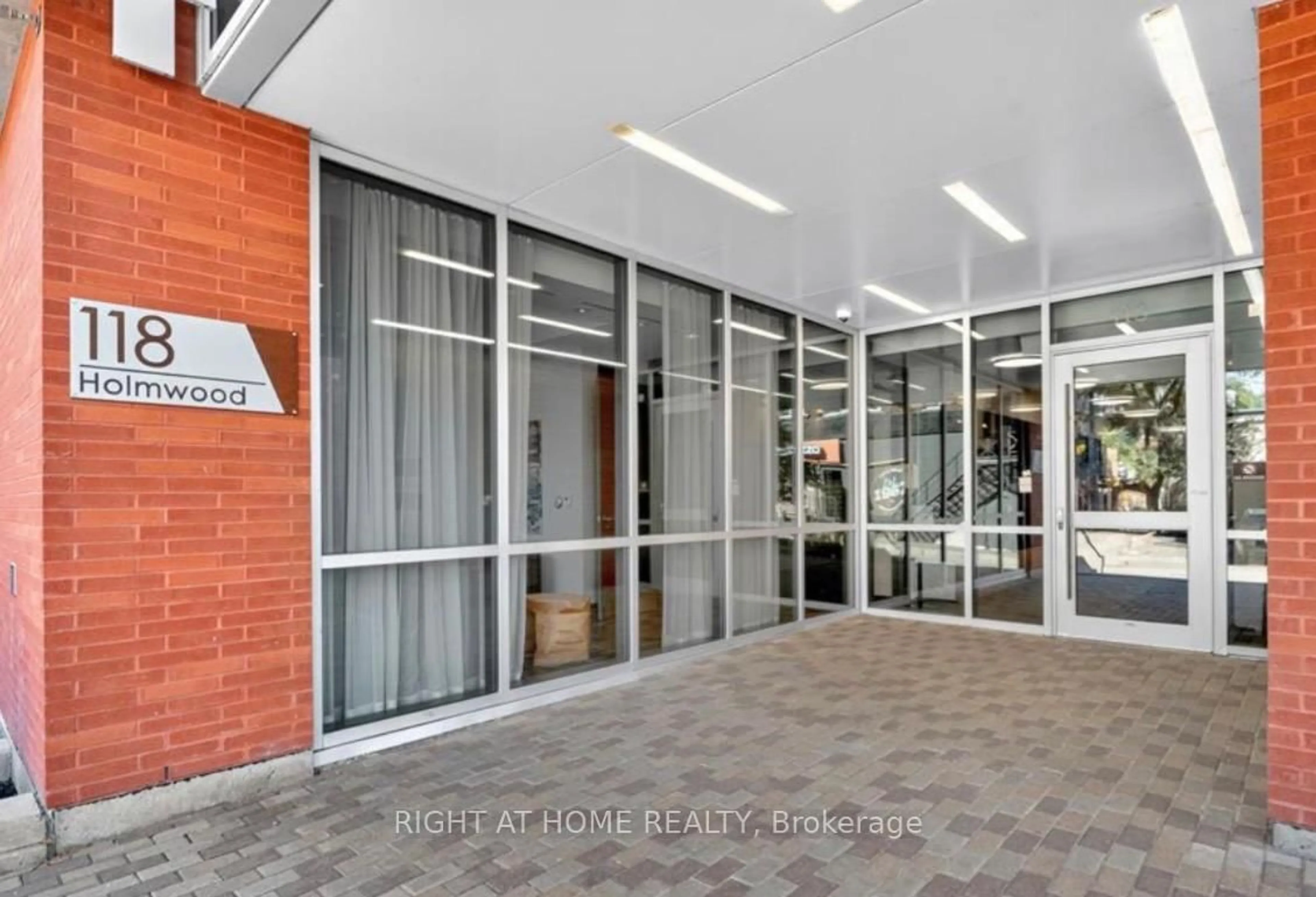 Indoor foyer for 118 Holmwood Ave #708, Ottawa Ontario K1S 5J5