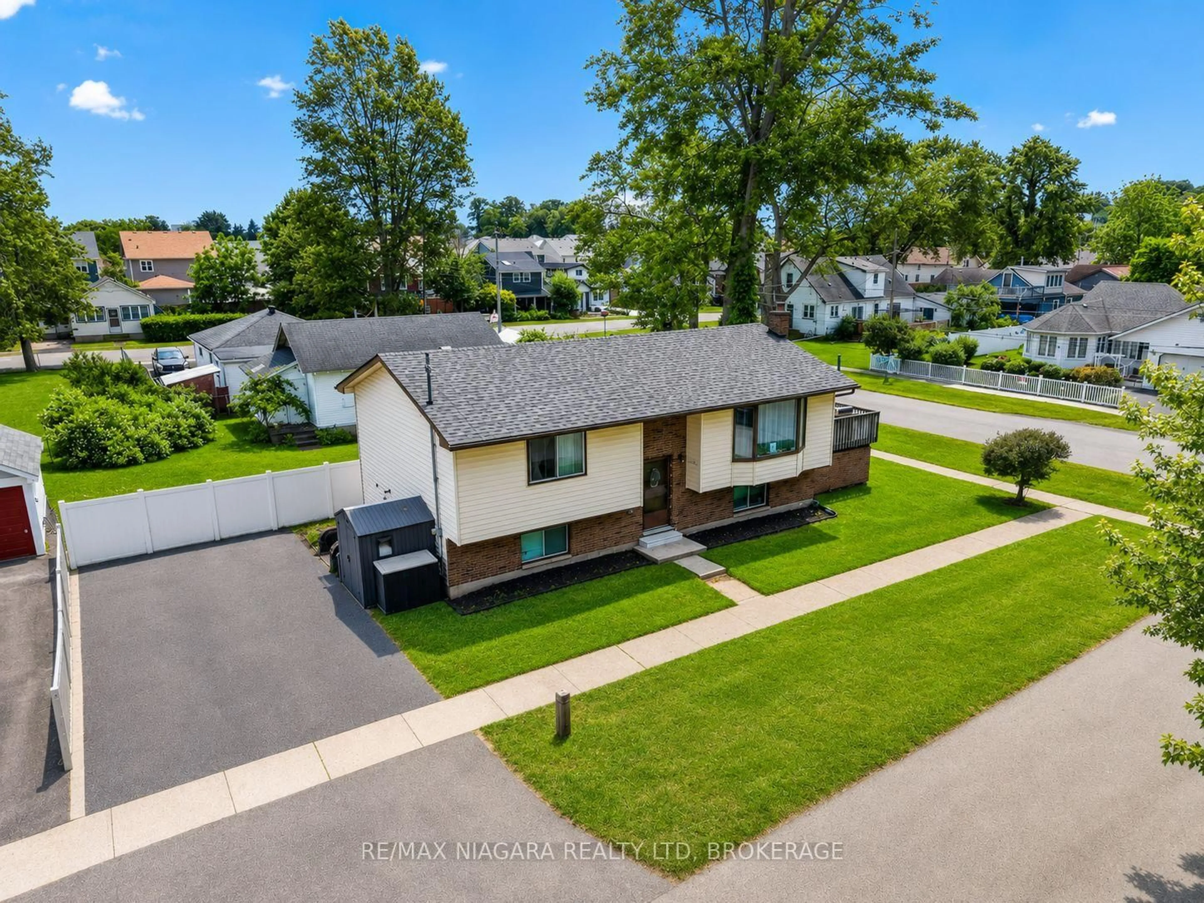 A pic from outside/outdoor area/front of a property/back of a property/a pic from drone, street for 384 Dovercourt Rd, Fort Erie Ontario L0S 1B0