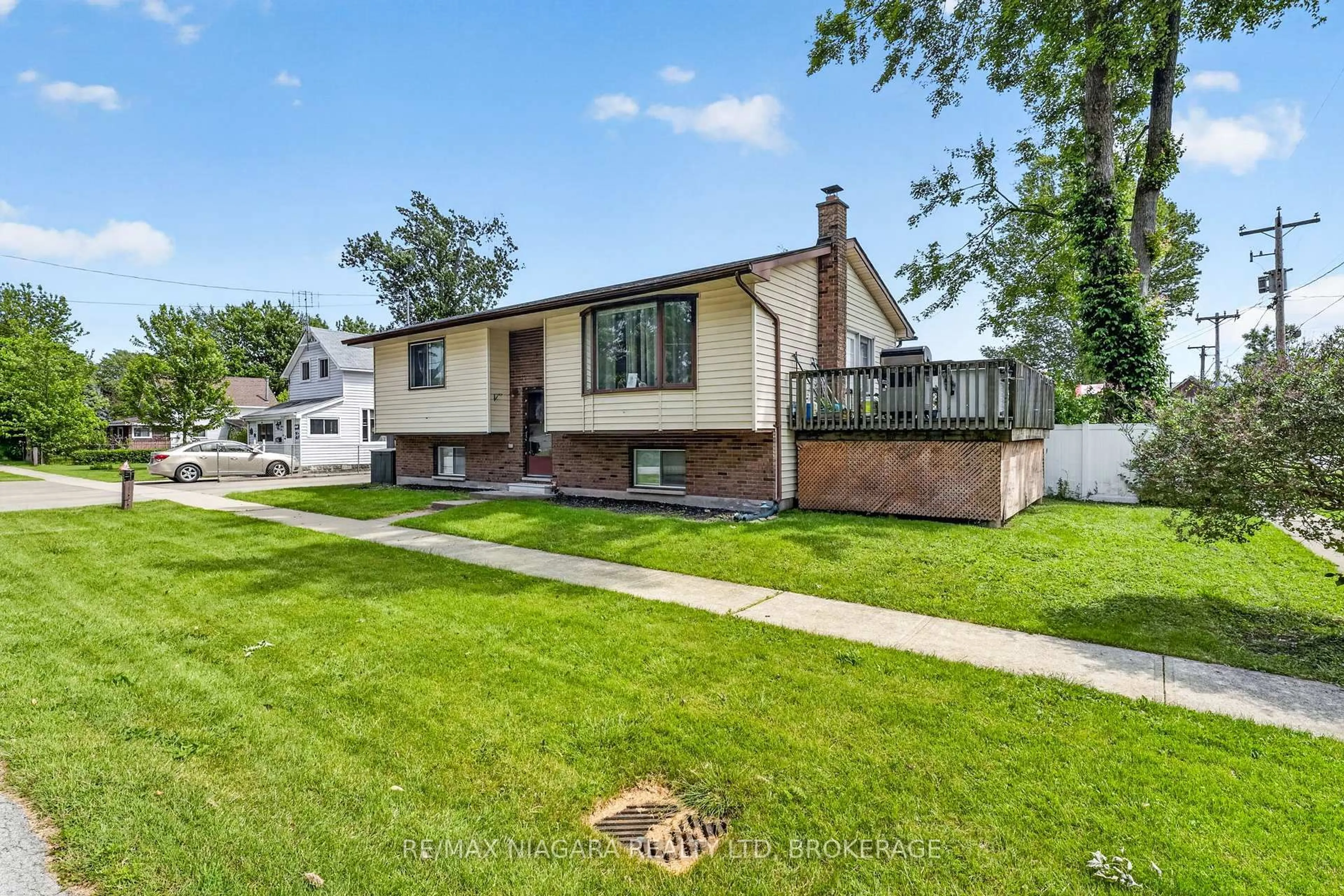 Home with vinyl exterior material, street for 384 Dovercourt Rd, Fort Erie Ontario L0S 1B0