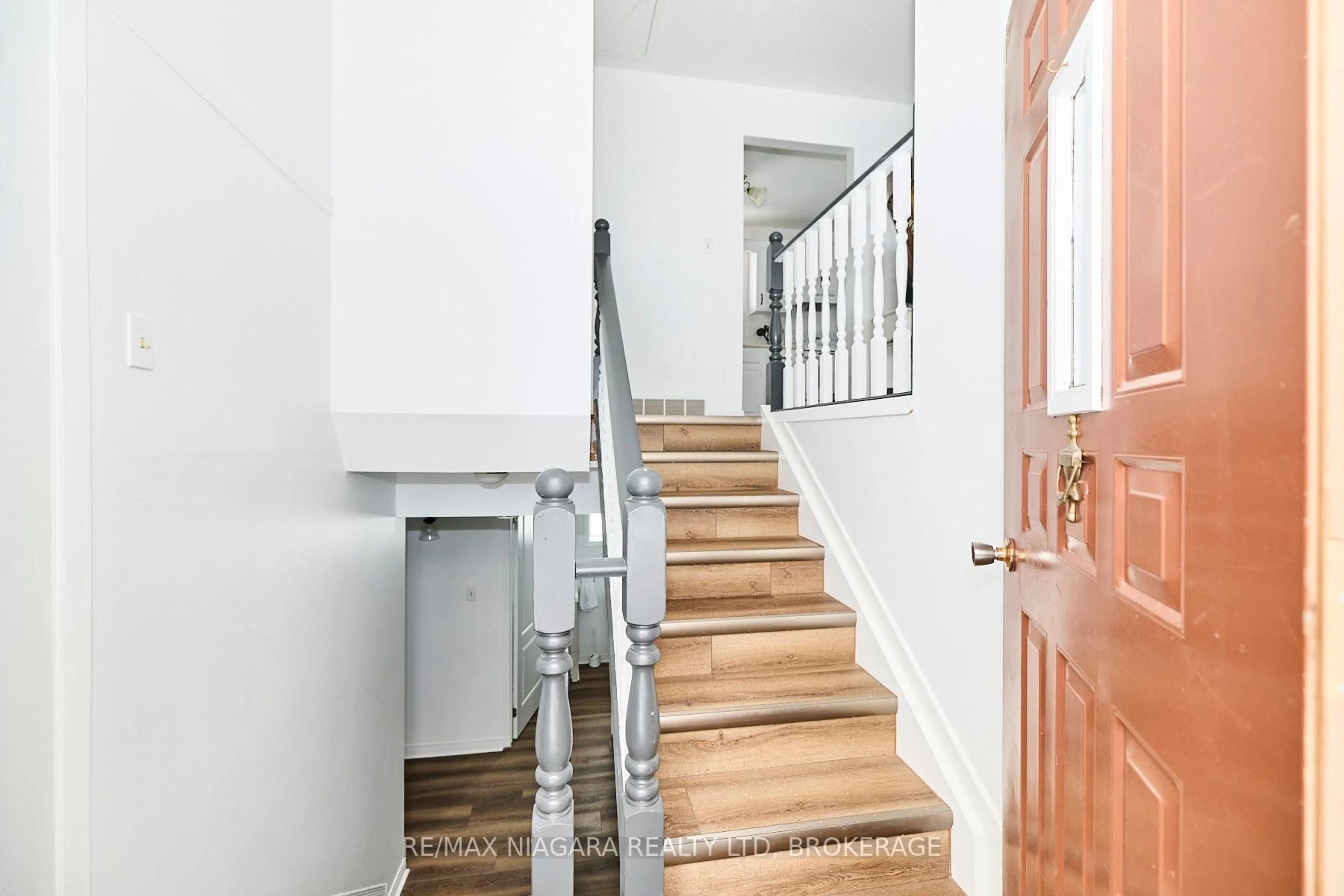 Indoor entryway for 384 Dovercourt Rd, Fort Erie Ontario L0S 1B0