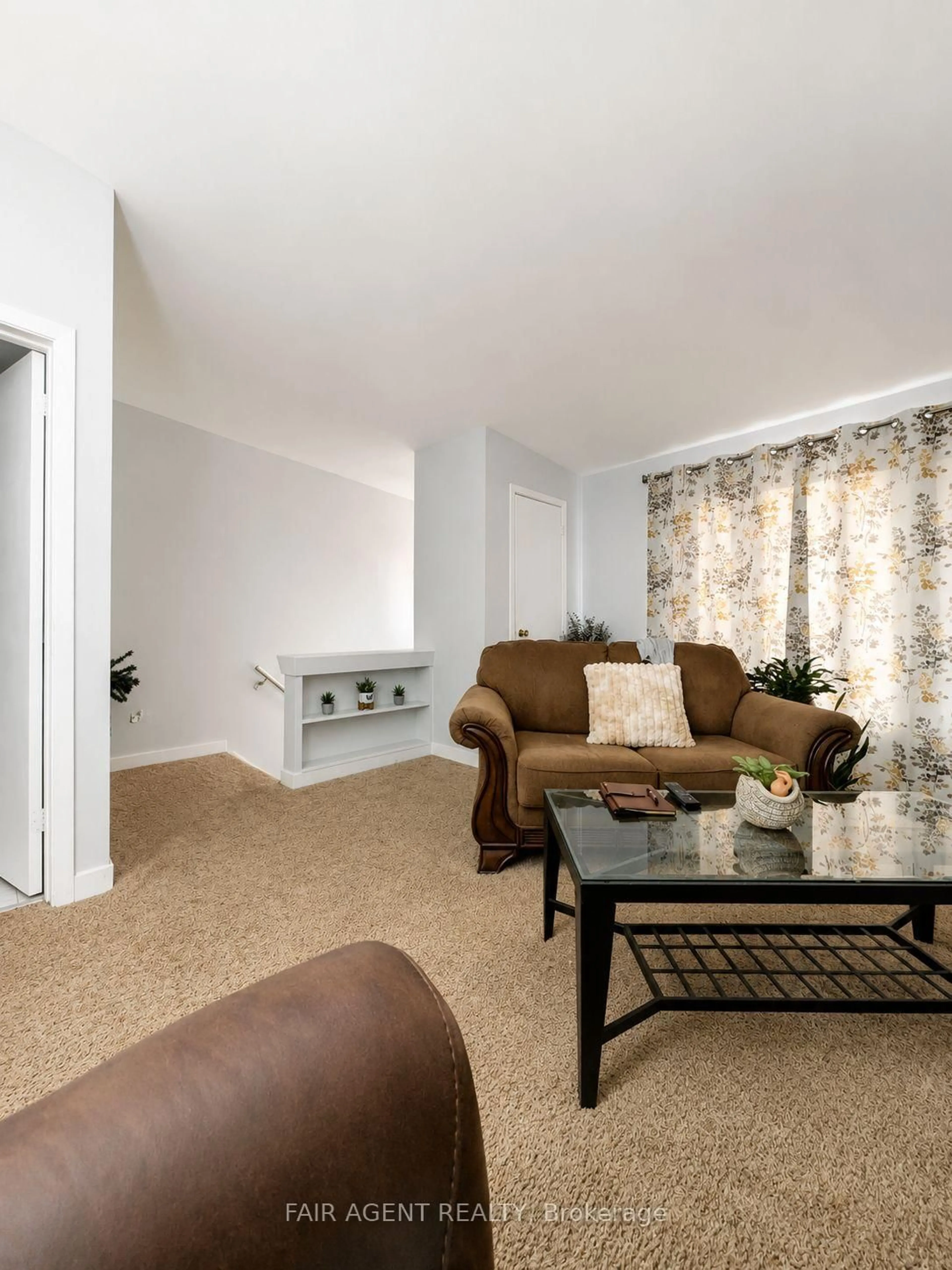 Living room with furniture, carpet floor for 1263 SORREL Rd, London East Ontario N5V 2N6