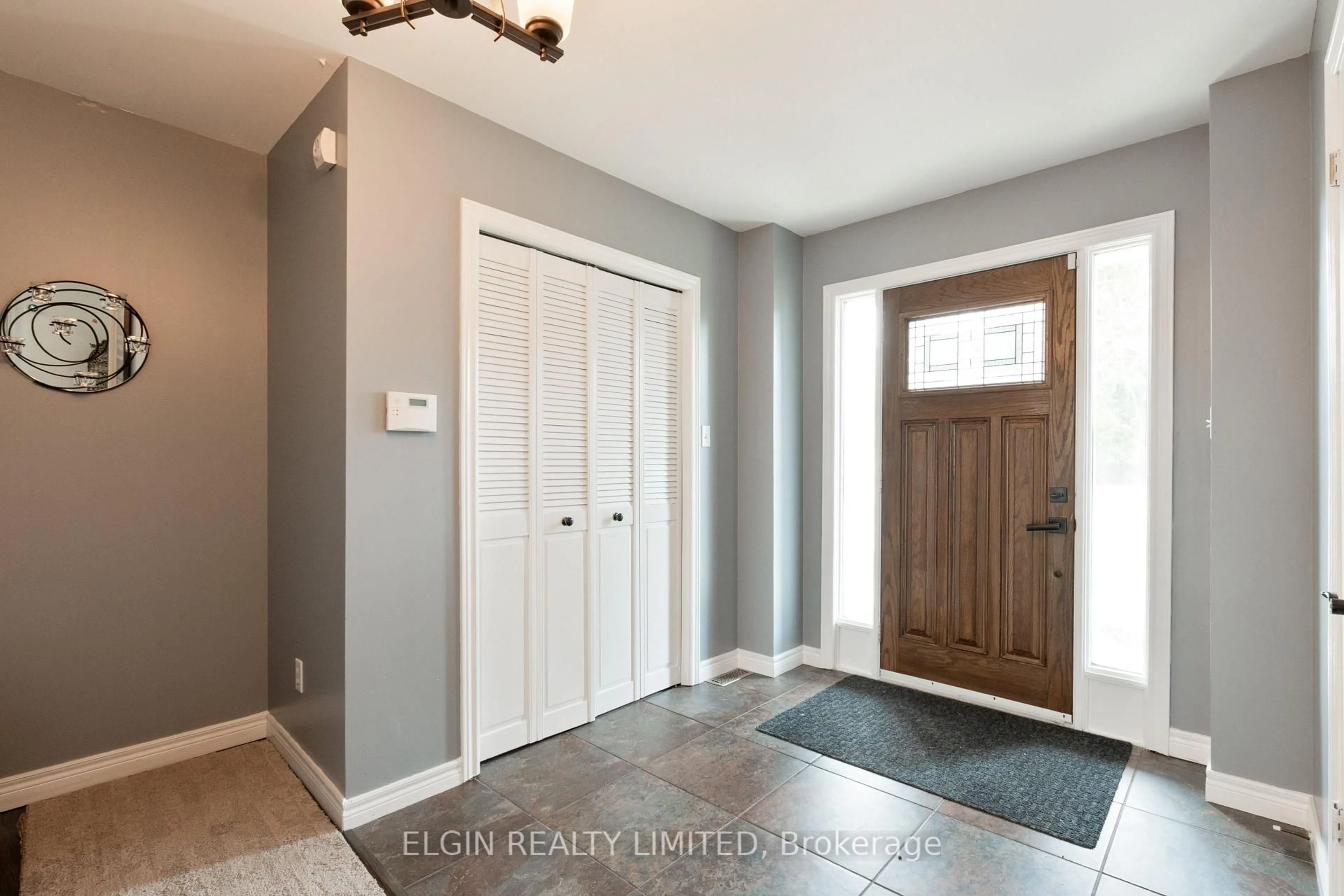 Indoor entryway for 219 Sunset Dr, St. Thomas Ontario N5R 3C2