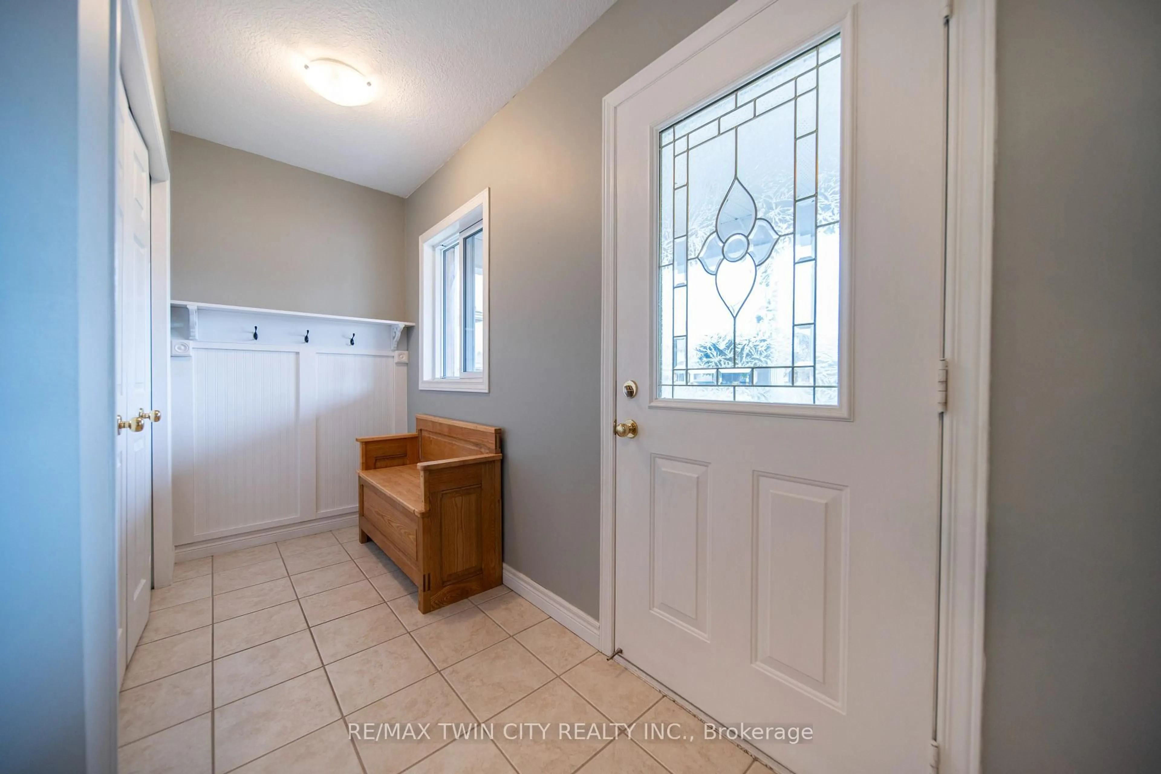 Indoor entryway for 12 Stiefelmeyer Cres, Wilmot Ontario N3A 2L1