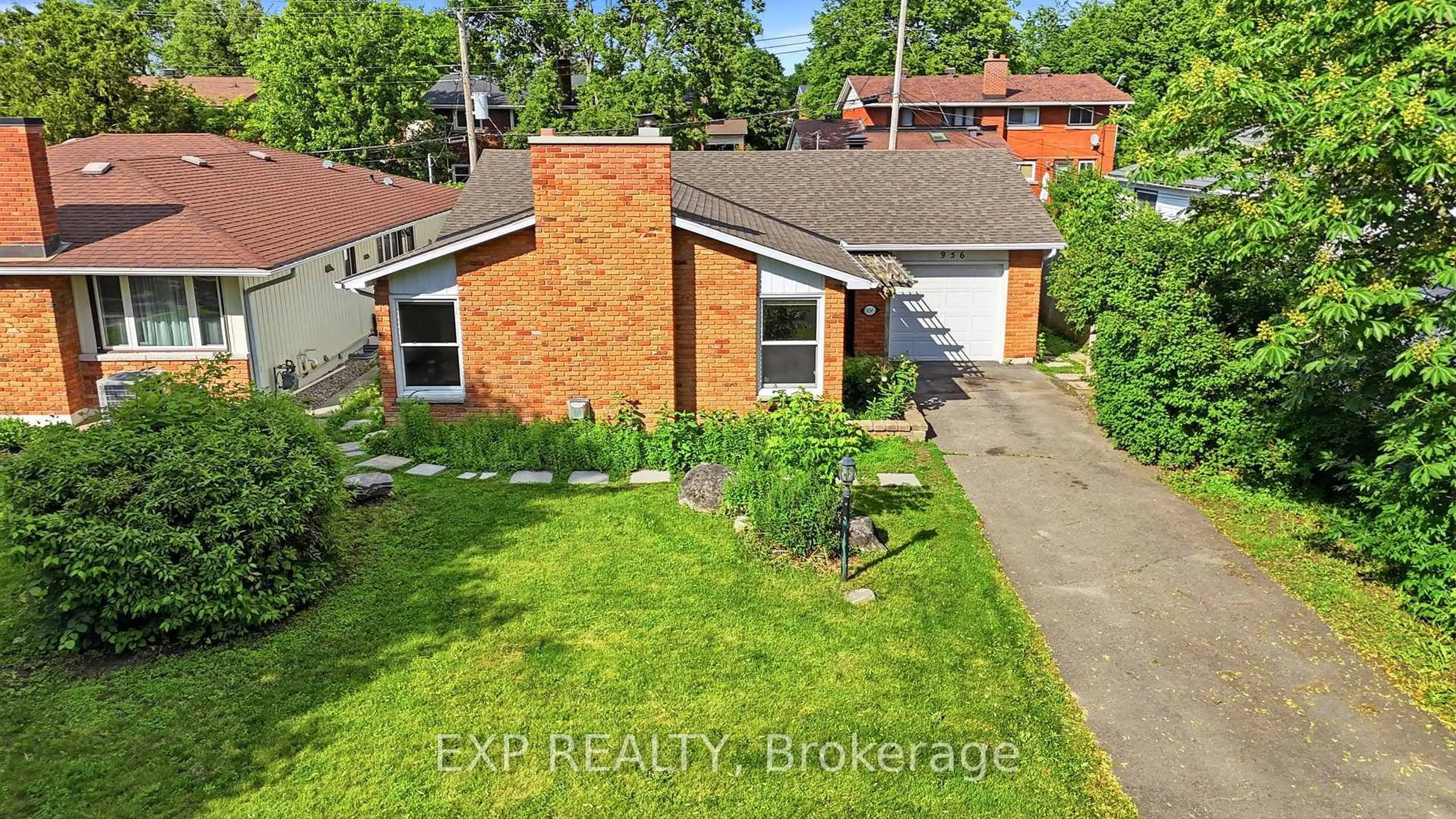 A pic from outside/outdoor area/front of a property/back of a property/a pic from drone, street for 956 Gold Cres, Ottawa Ontario K2B 8C5