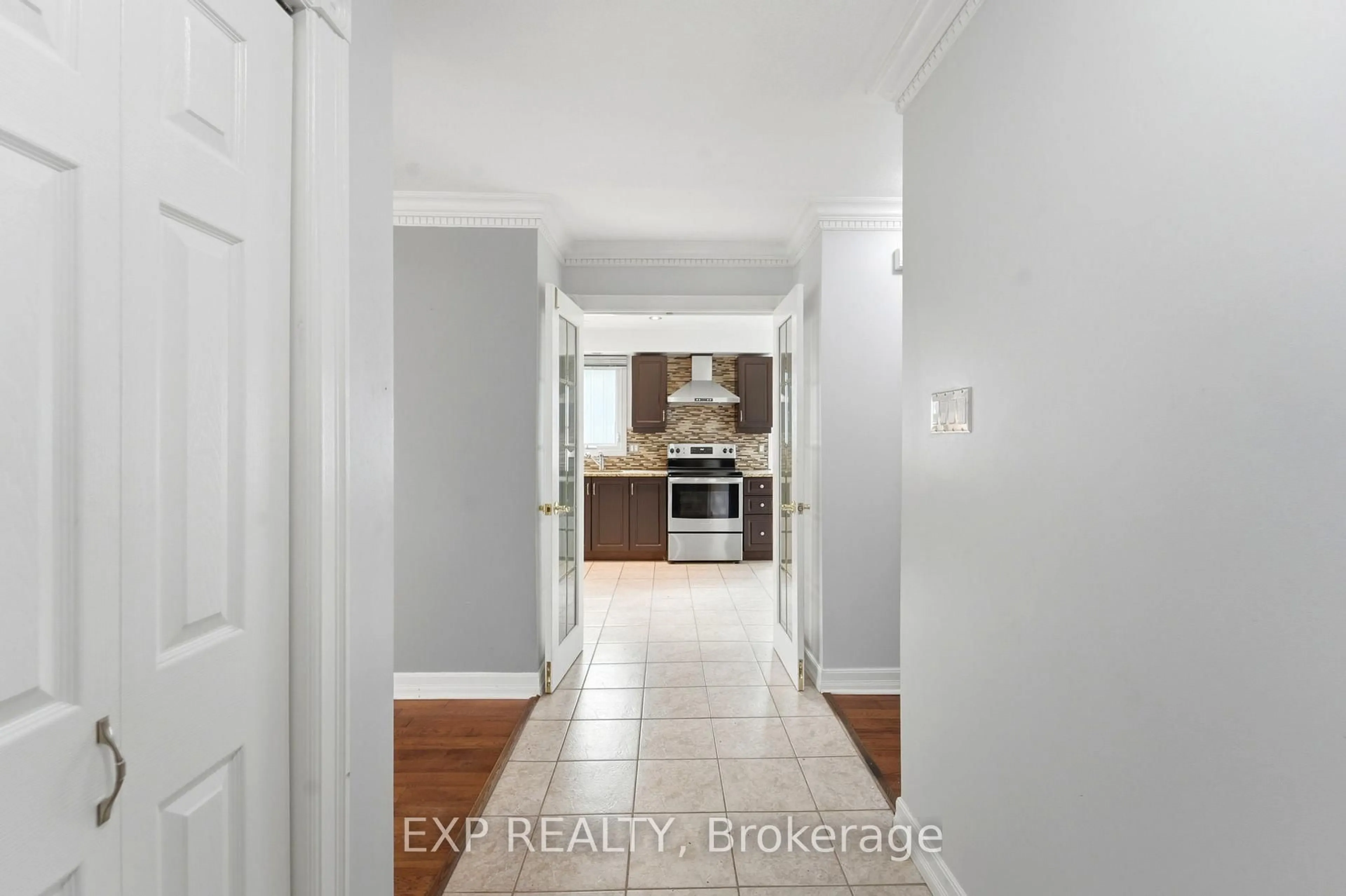 Indoor entryway for 956 Gold Cres, Ottawa Ontario K2B 8C5