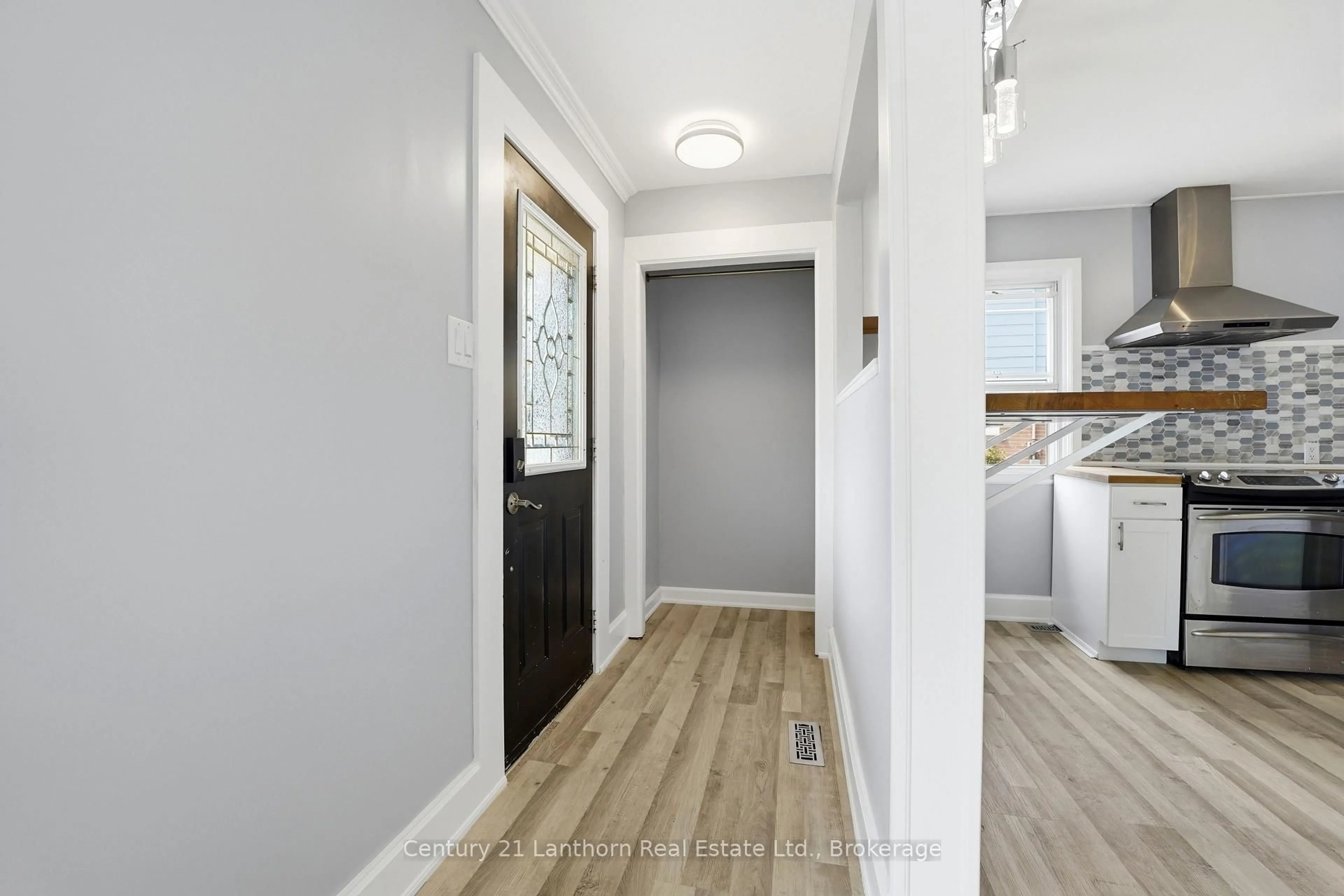 Indoor entryway for 63 Fourth Ave, Quinte West Ontario K8V 5N5