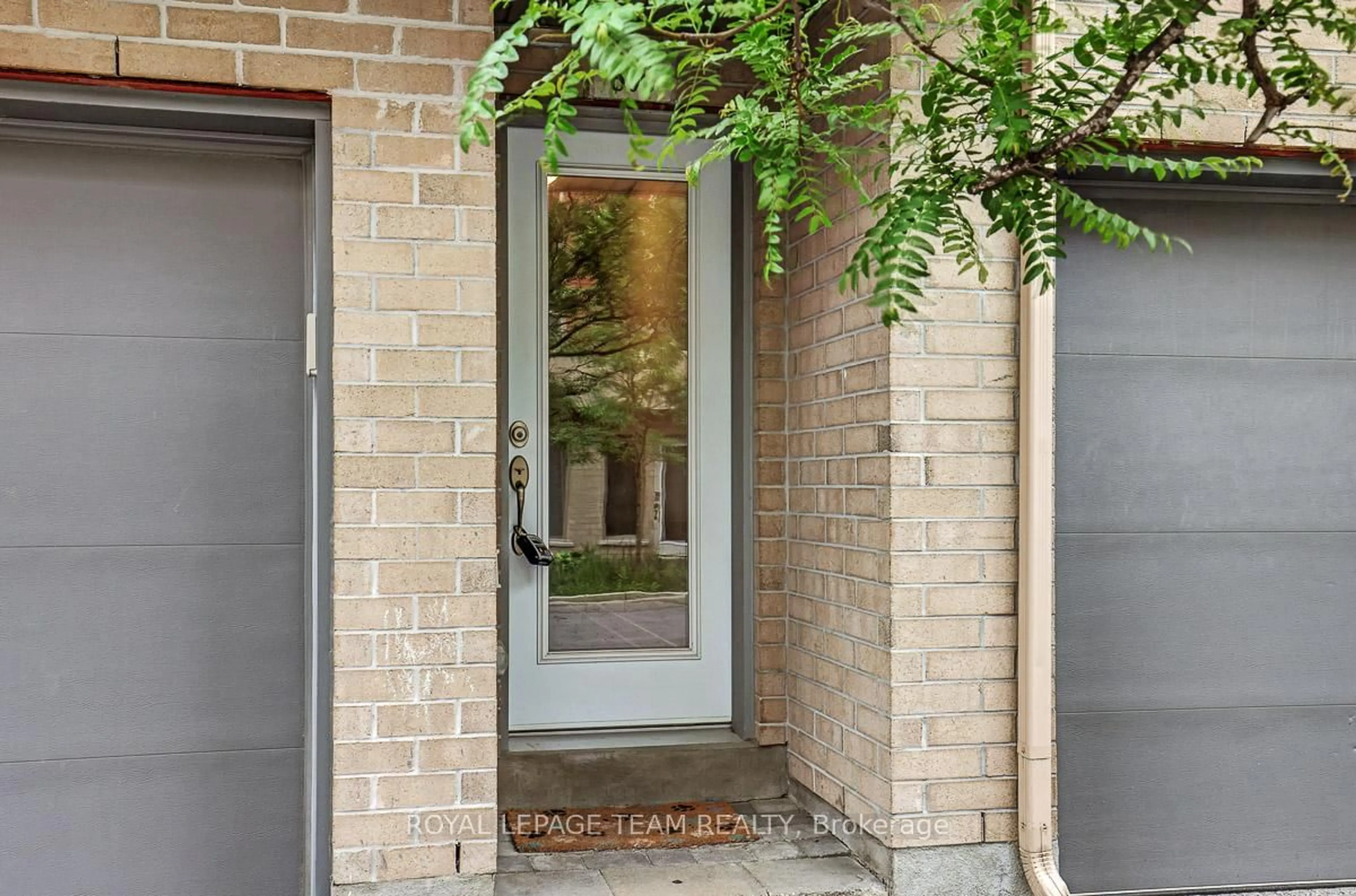 Indoor entryway for 806 Terravita Private, Ottawa Ontario K1V 2R9