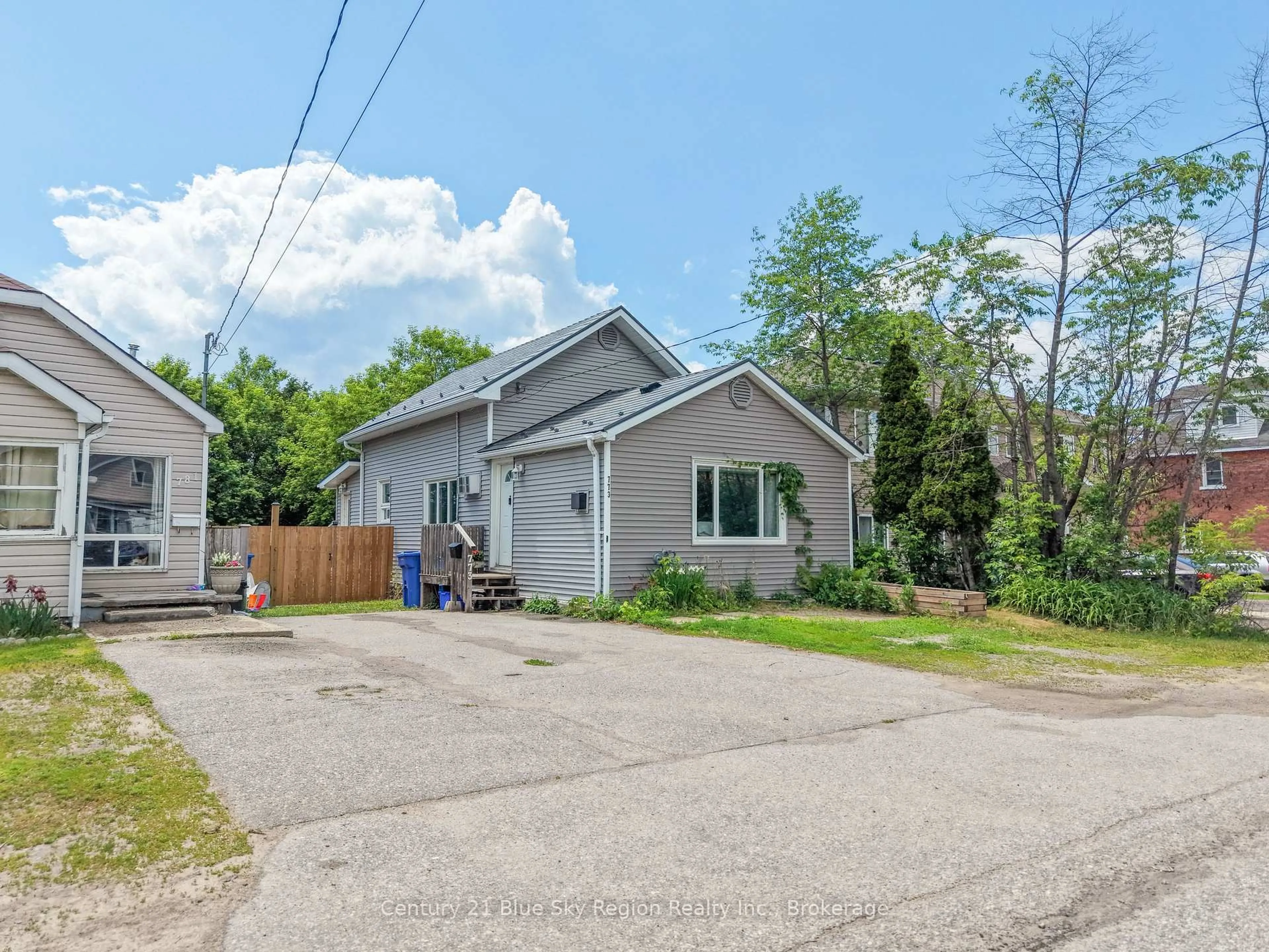 A pic from outside/outdoor area/front of a property/back of a property/a pic from drone, street for 773 Worthington St, North Bay Ontario P1B 1J1