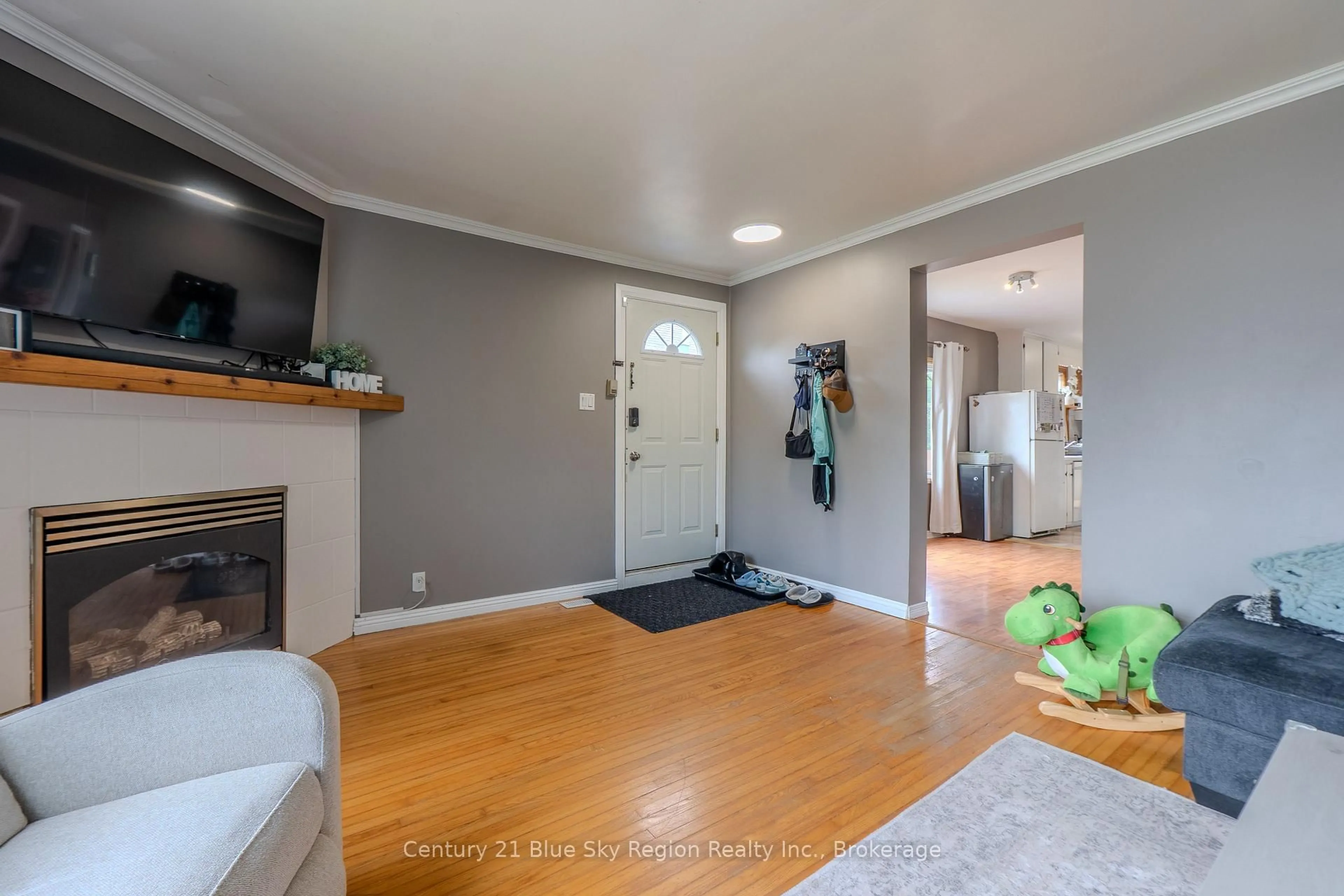 Living room with furniture, wood/laminate floor for 773 Worthington St, North Bay Ontario P1B 1J1