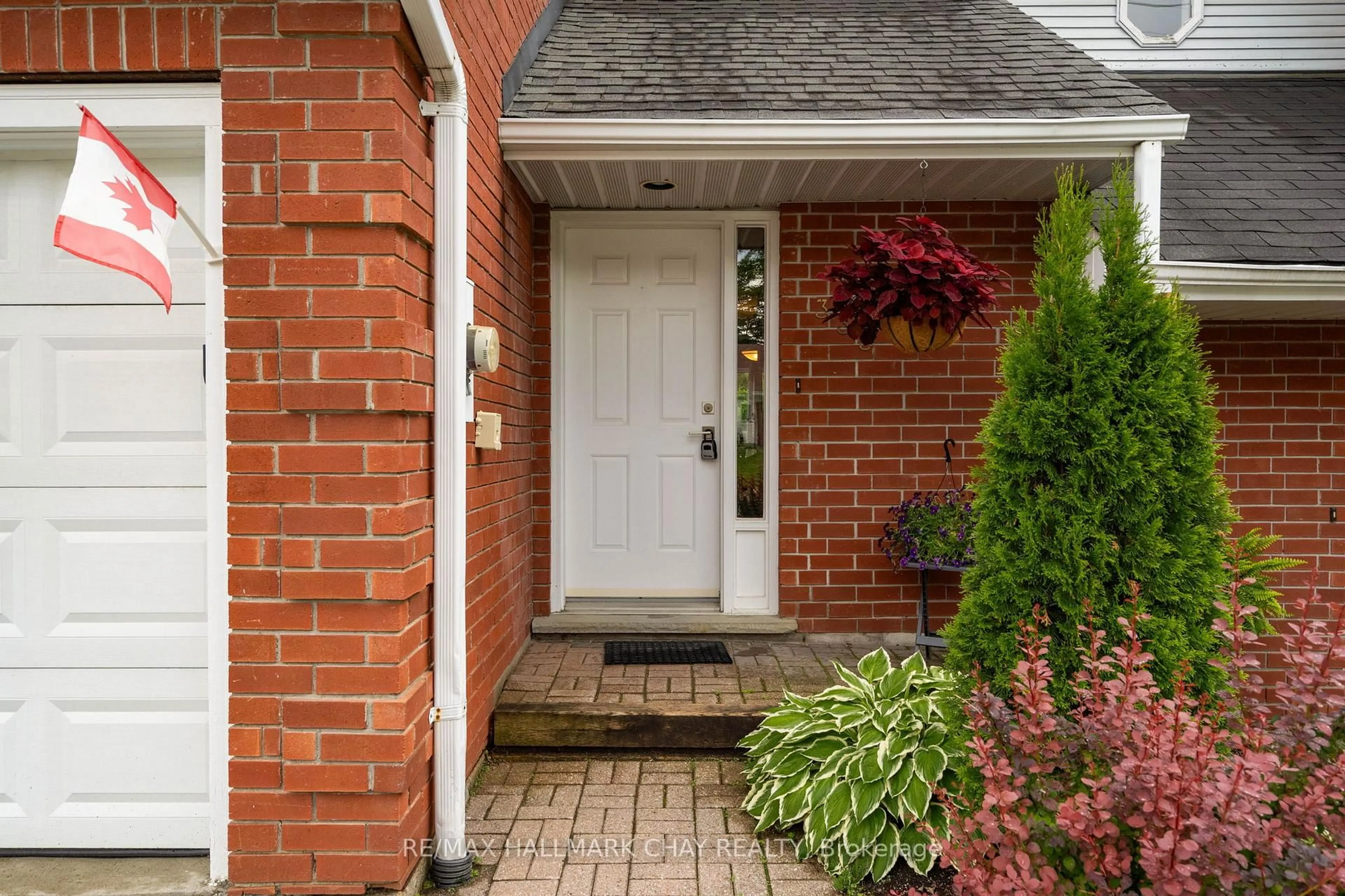 Home with brick exterior material, street for 333 James St, Gravenhurst Ontario P1P 1J7
