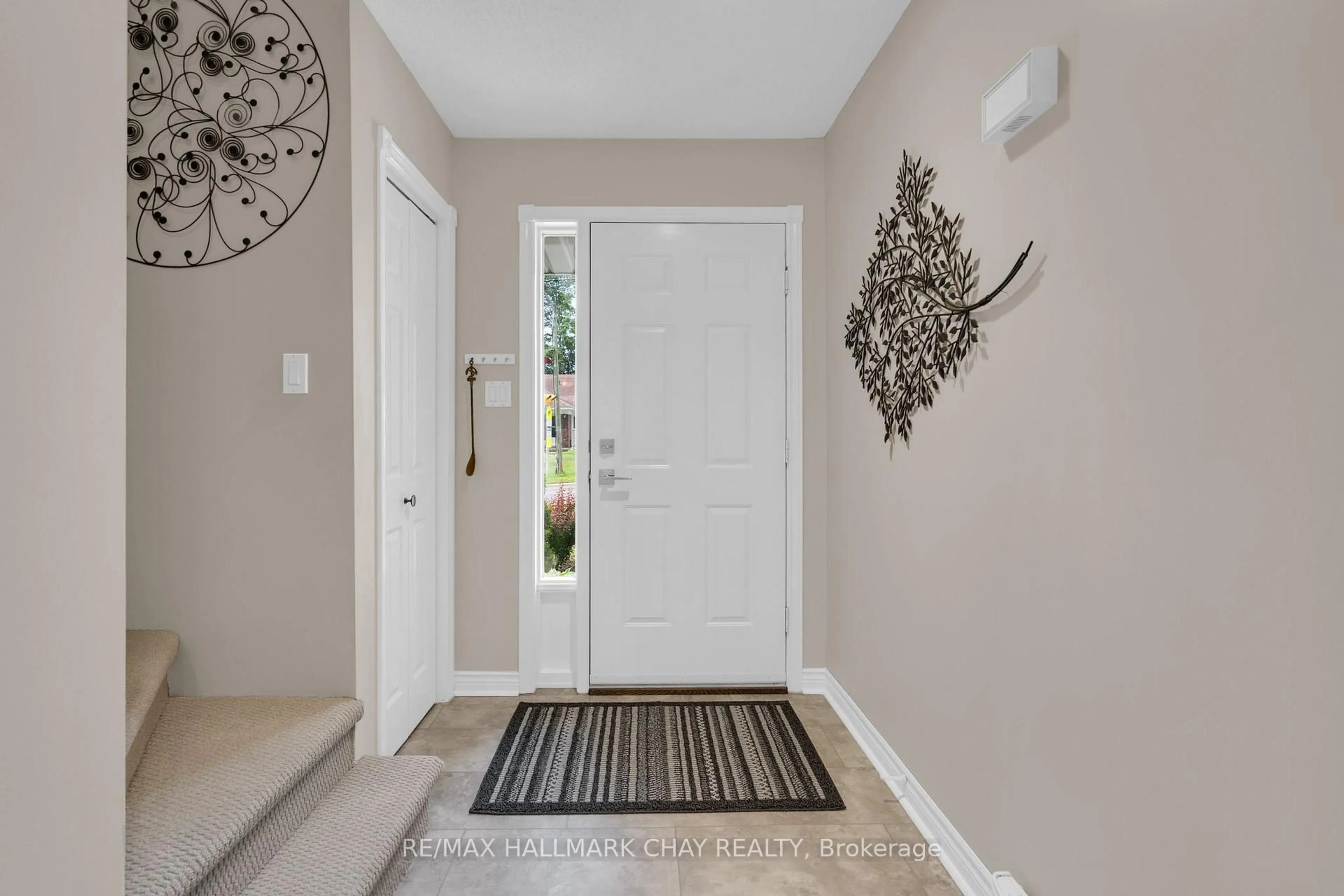 Indoor entryway for 333 James St, Gravenhurst Ontario P1P 1J7