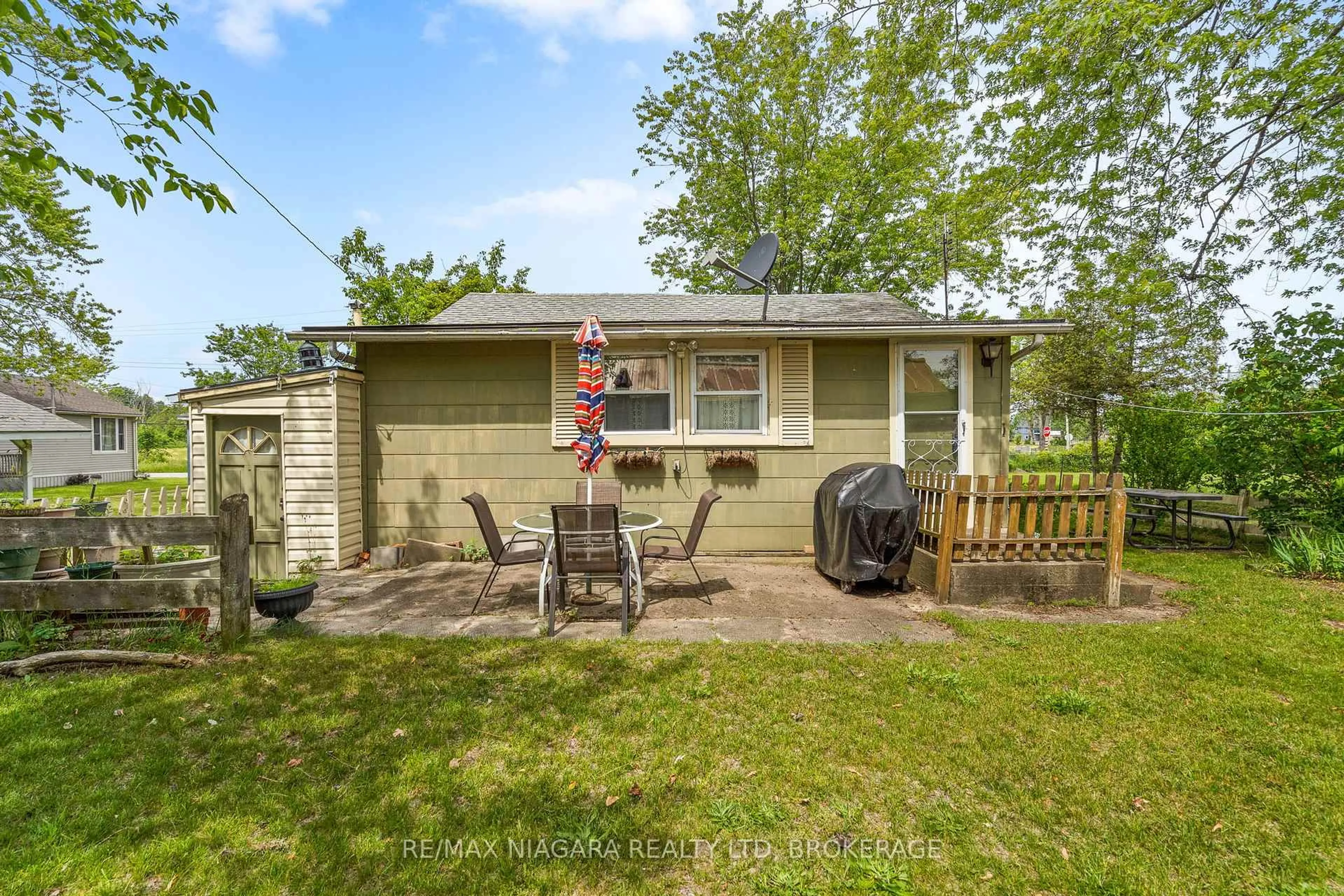 Patio, water/lake/river/ocean view for 12211 Lakeshore Rd, Wainfleet Ontario L0S 1V0