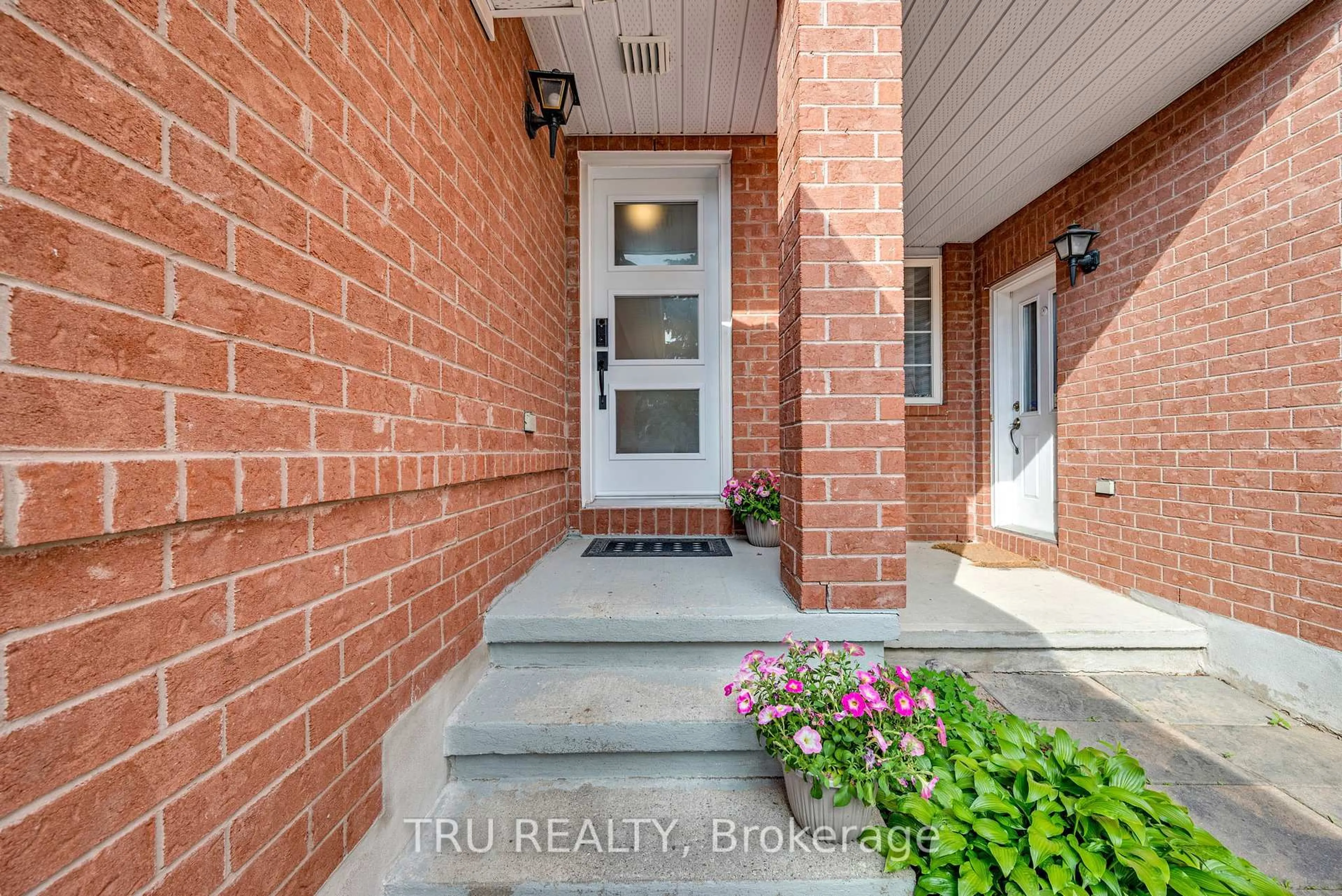 Indoor entryway for 27 Celebration St, Ottawa Ontario K2C 4A6
