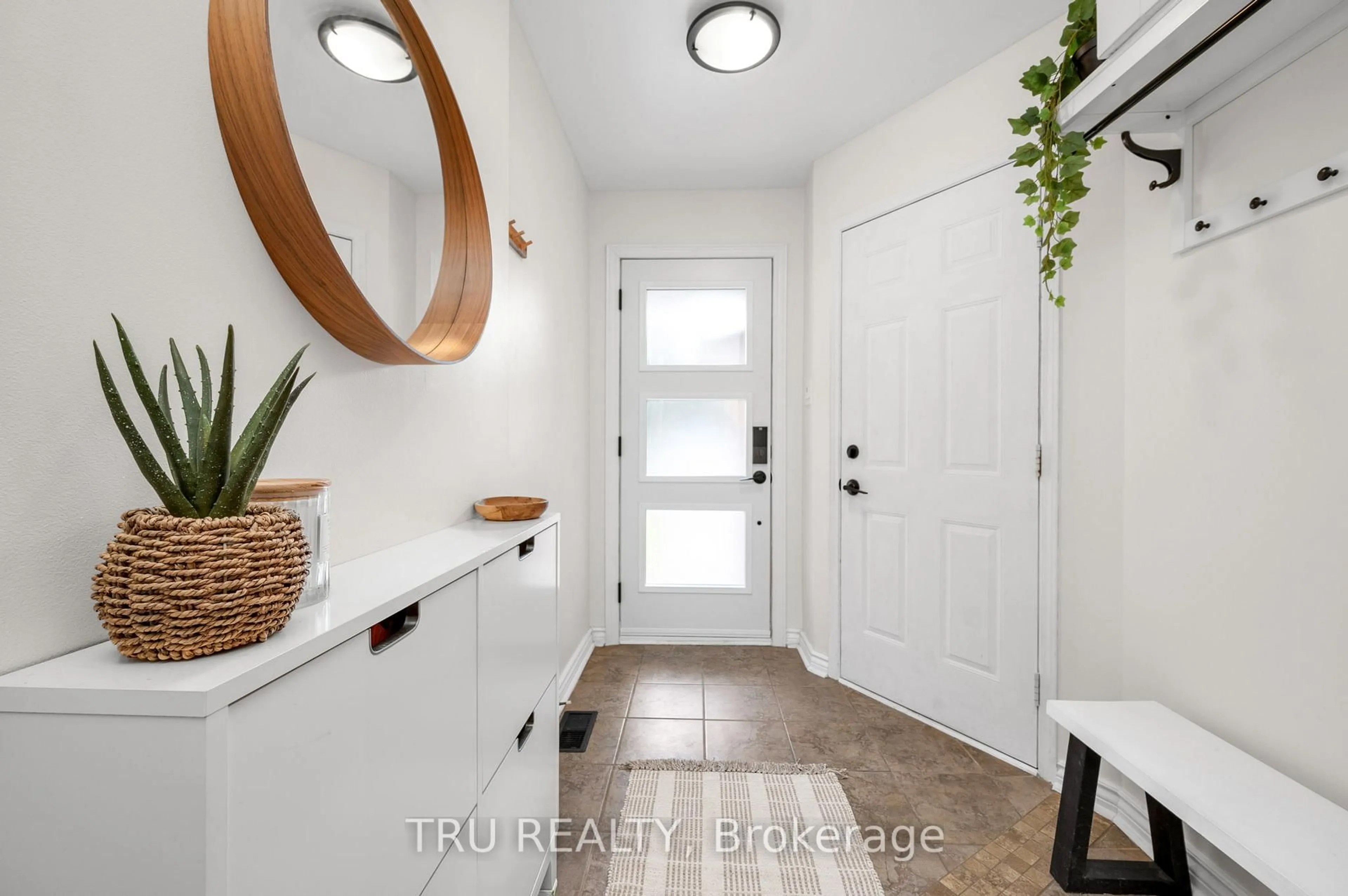 Indoor entryway for 27 Celebration St, Ottawa Ontario K2C 4A6