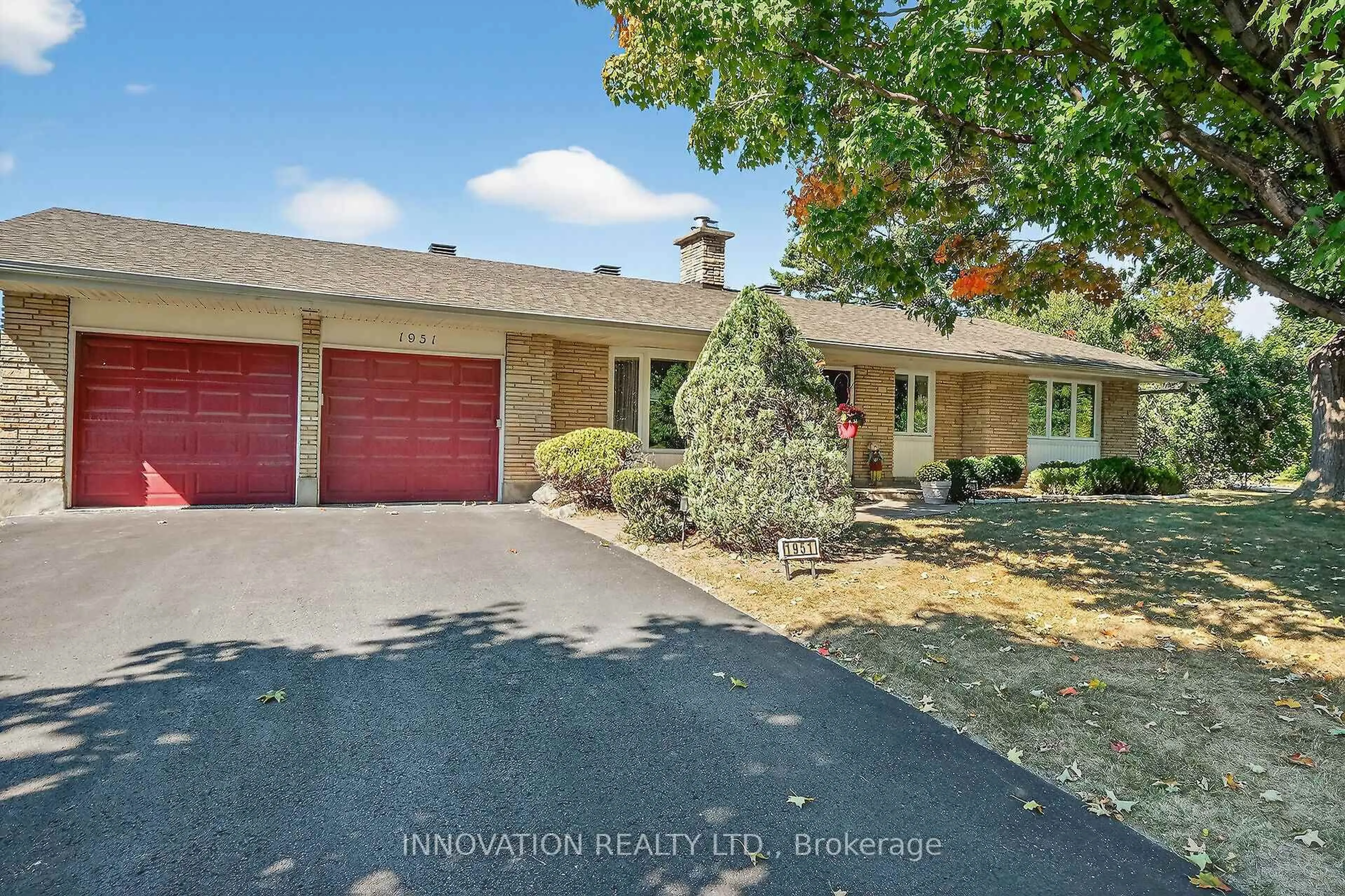 A pic from outside/outdoor area/front of a property/back of a property/a pic from drone, street for 1951 Garfield Ave, Ottawa Ontario K2C 0W7